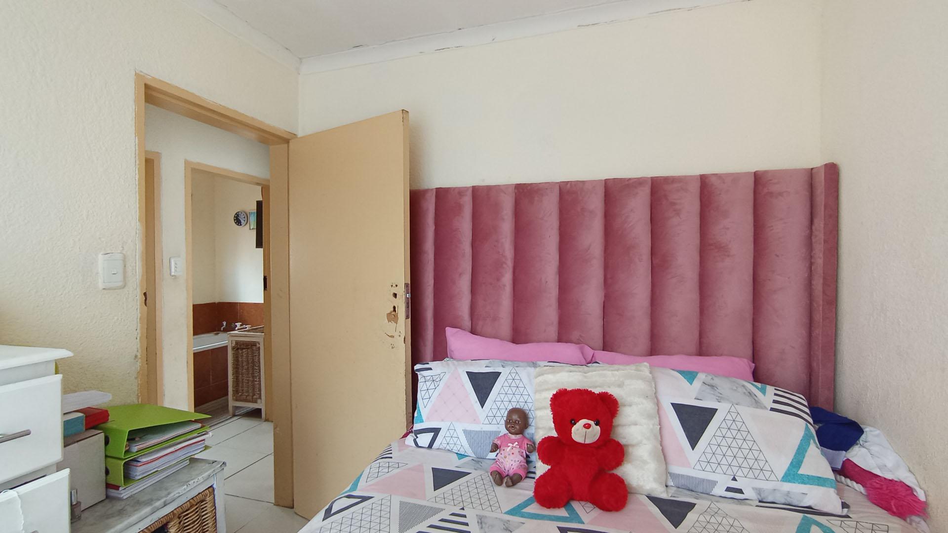 Bed Room 2 - 8 square meters of property in Soshanguve East