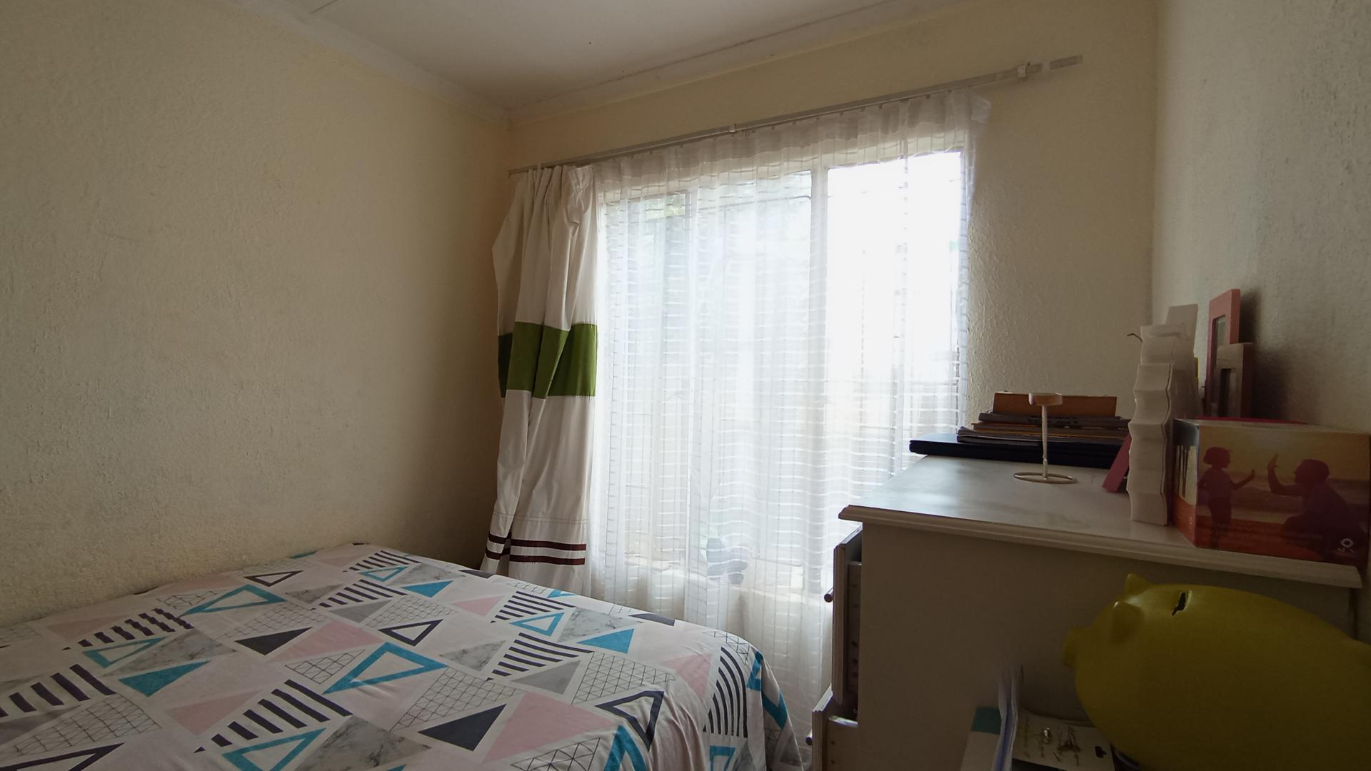 Bed Room 2 - 8 square meters of property in Soshanguve East