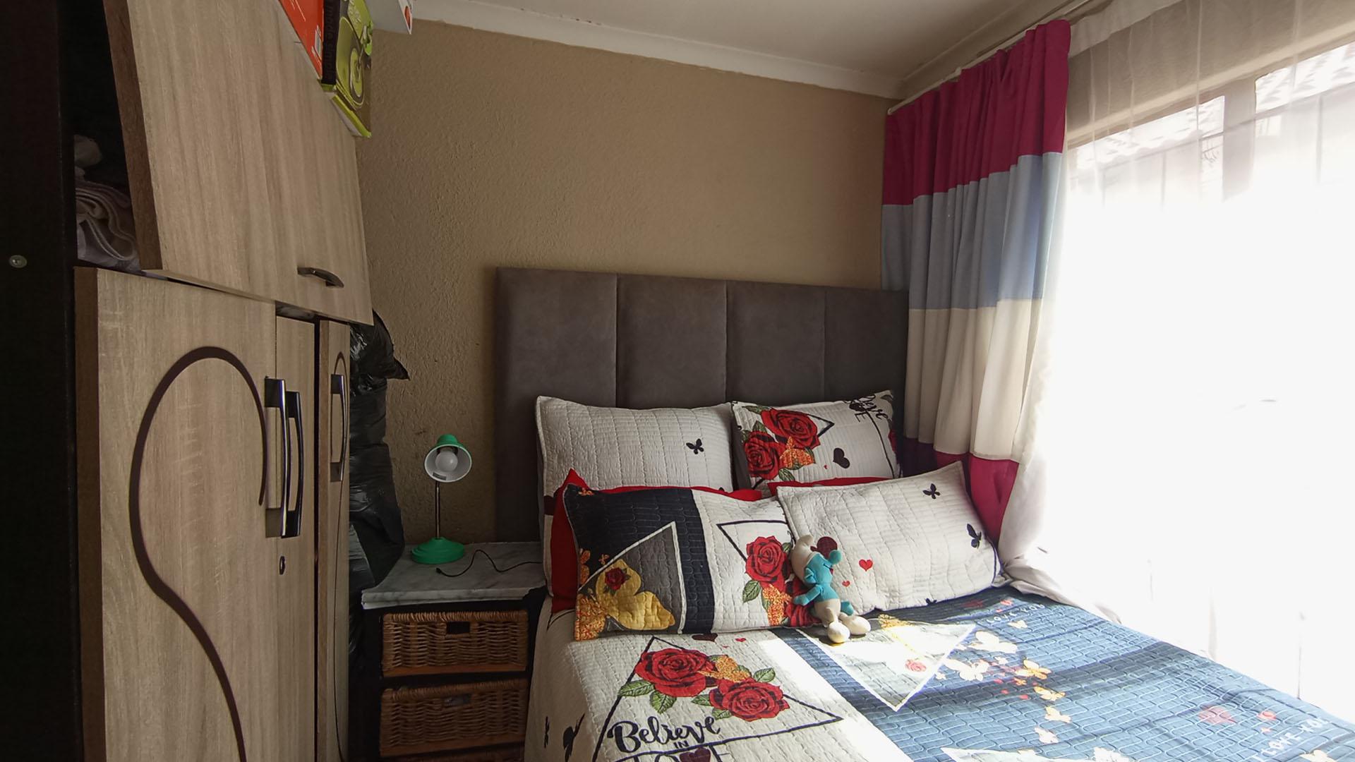 Bed Room 1 - 8 square meters of property in Soshanguve East