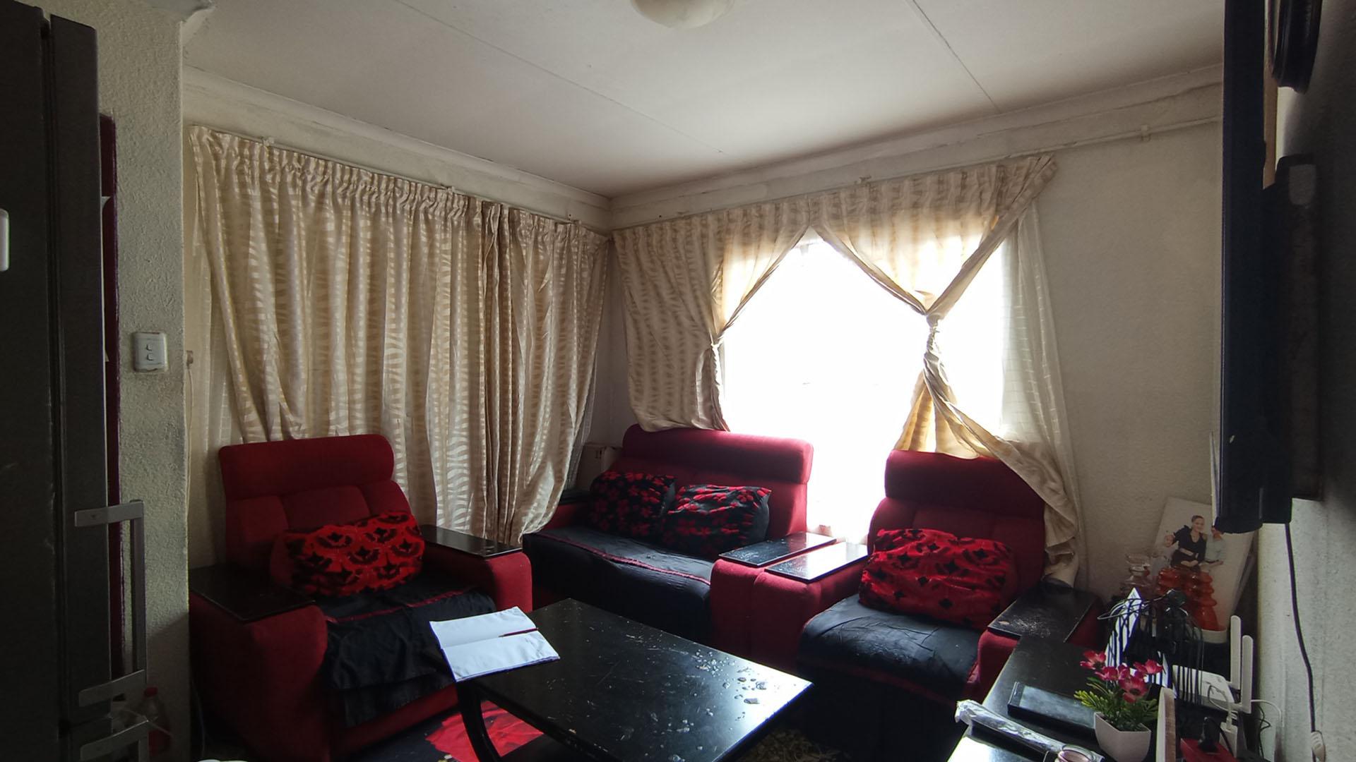 Lounges - 11 square meters of property in Soshanguve East