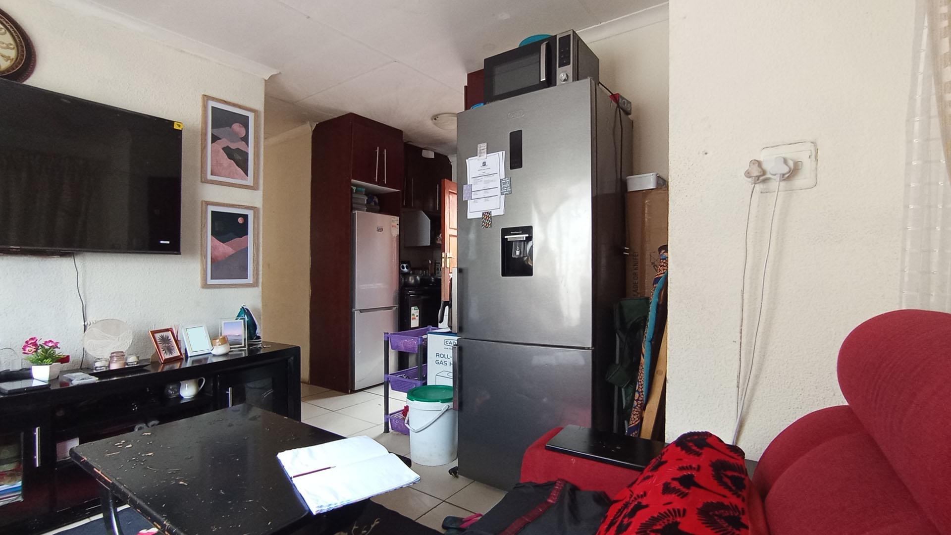 Lounges - 11 square meters of property in Soshanguve East