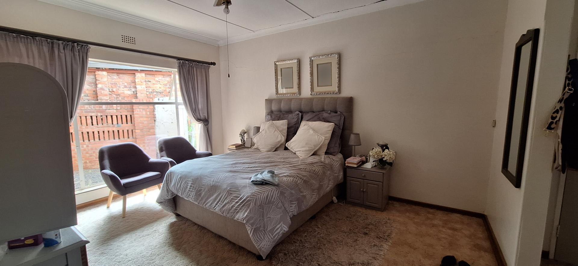 Main Bedroom of property in Kimberley