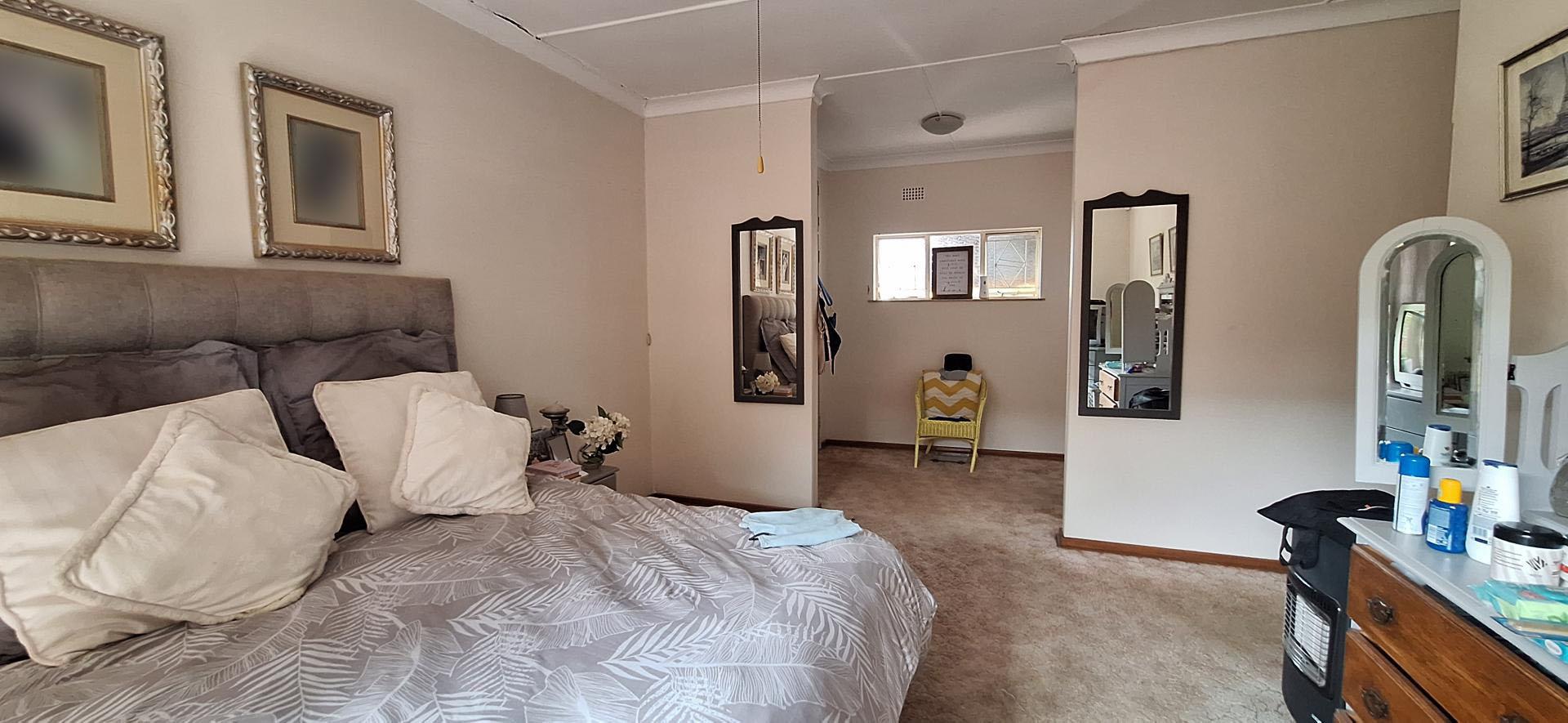 Main Bedroom of property in Kimberley