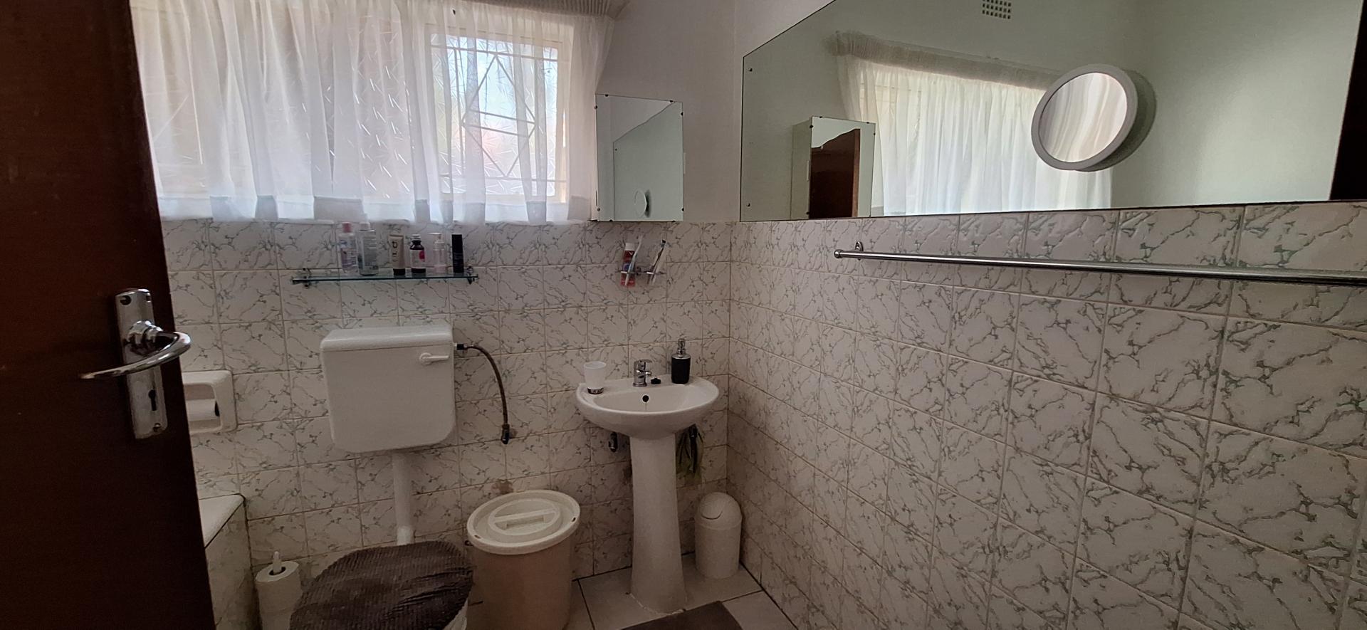 Bathroom 1 of property in Kimberley