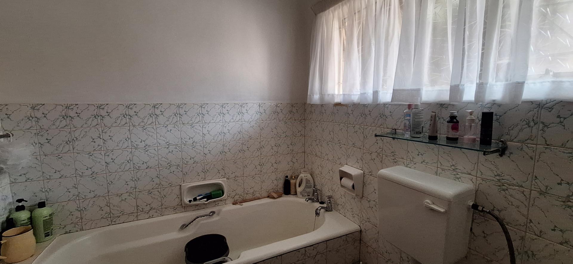 Bathroom 1 of property in Kimberley