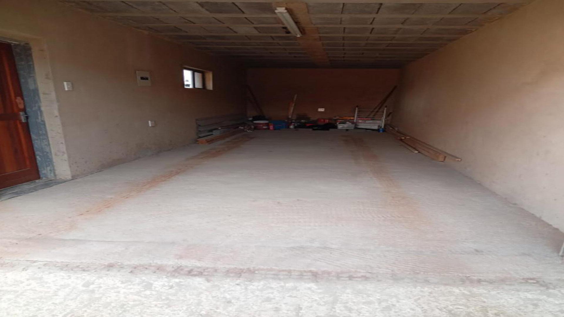 Garage of property in Roodekop