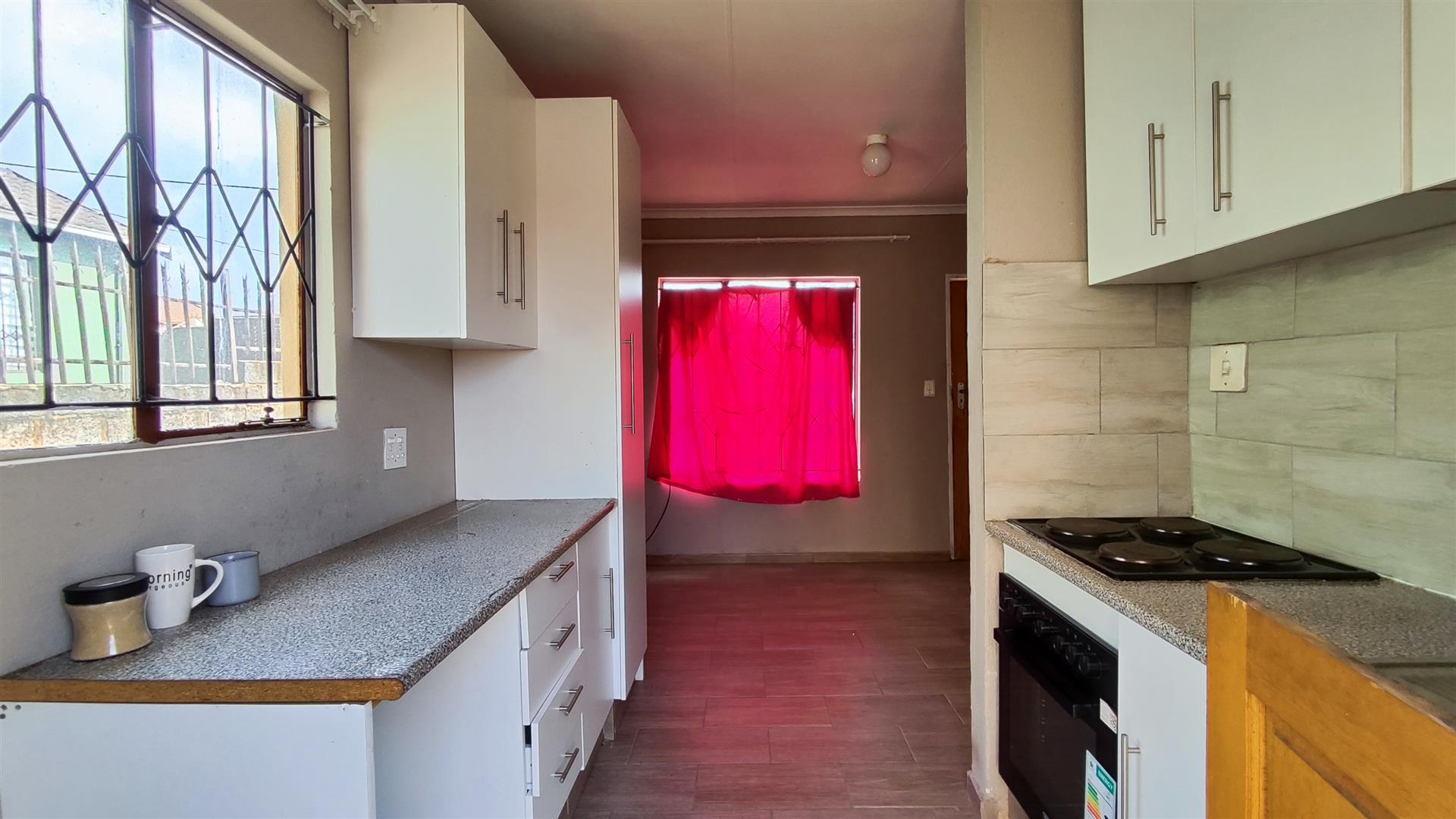 Kitchen - 9 square meters of property in Roodekop