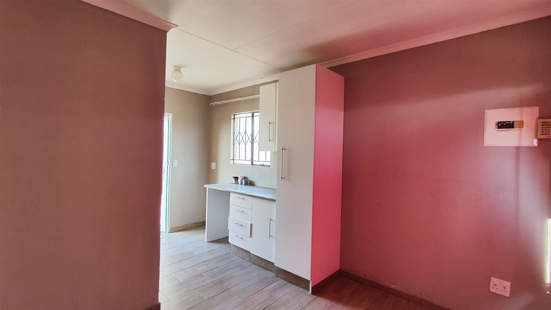 Lounges - 18 square meters of property in Roodekop