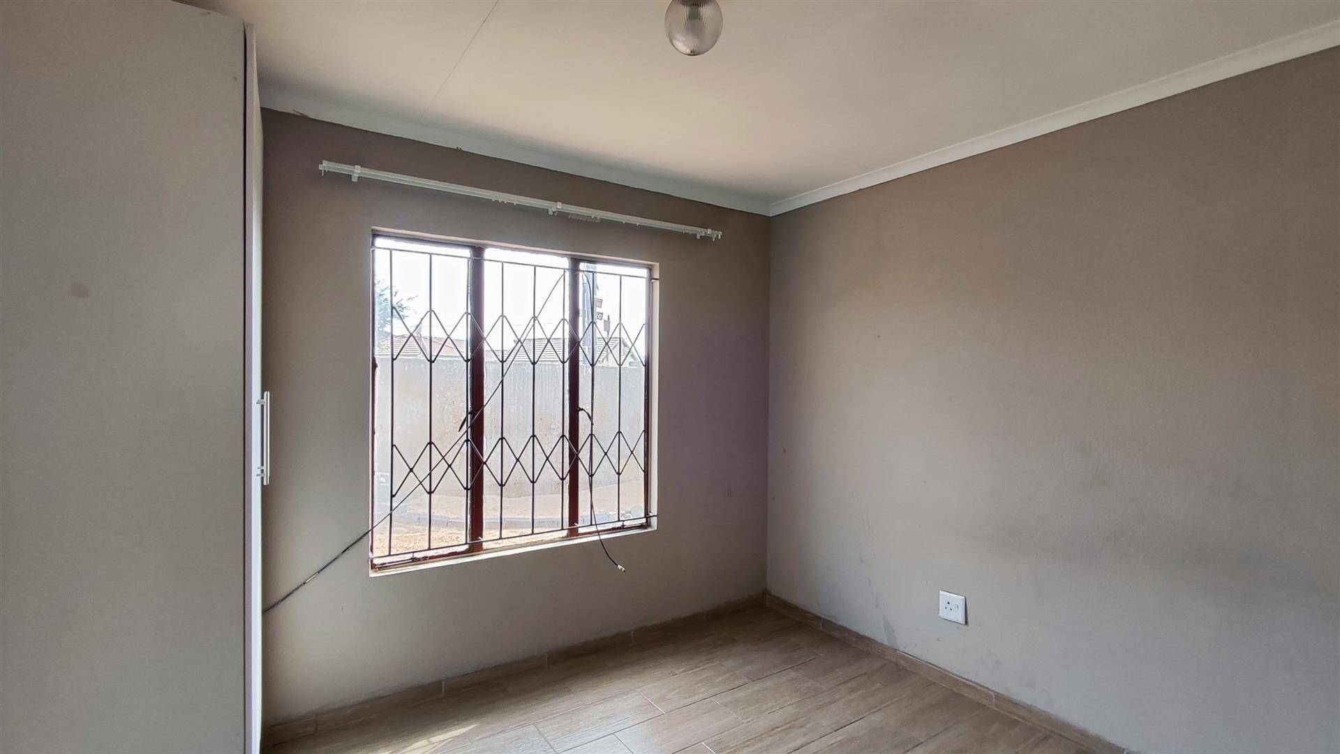 Bed Room 1 - 17 square meters of property in Roodekop