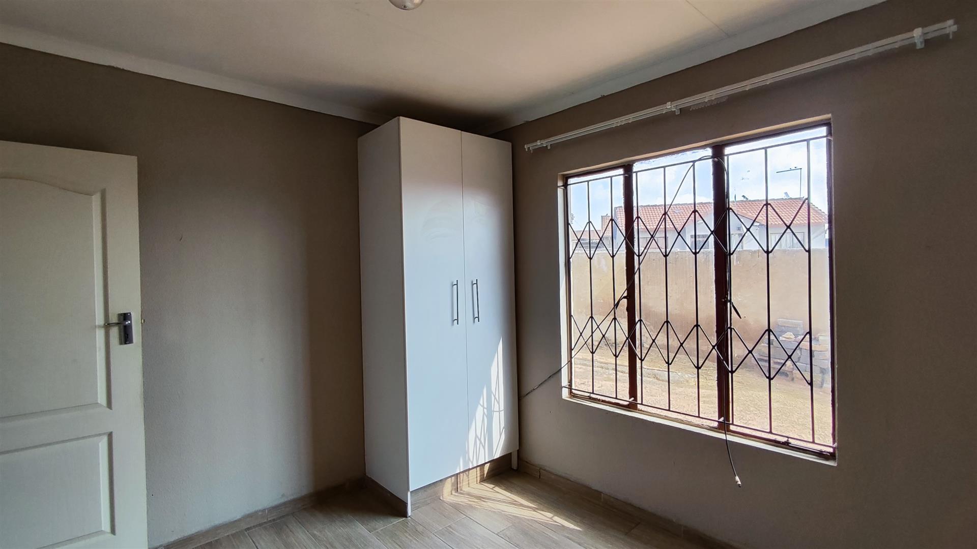 Bed Room 1 - 17 square meters of property in Roodekop