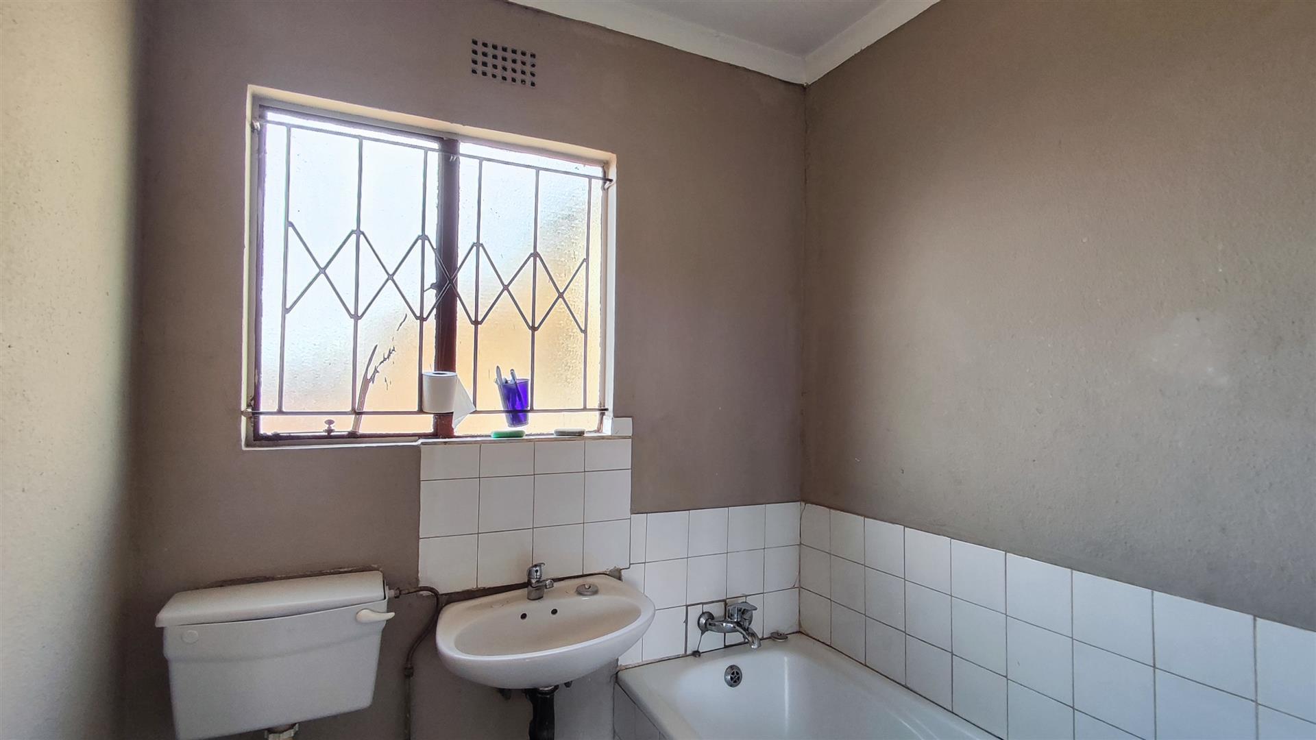 Bathroom 1 - 8 square meters of property in Roodekop
