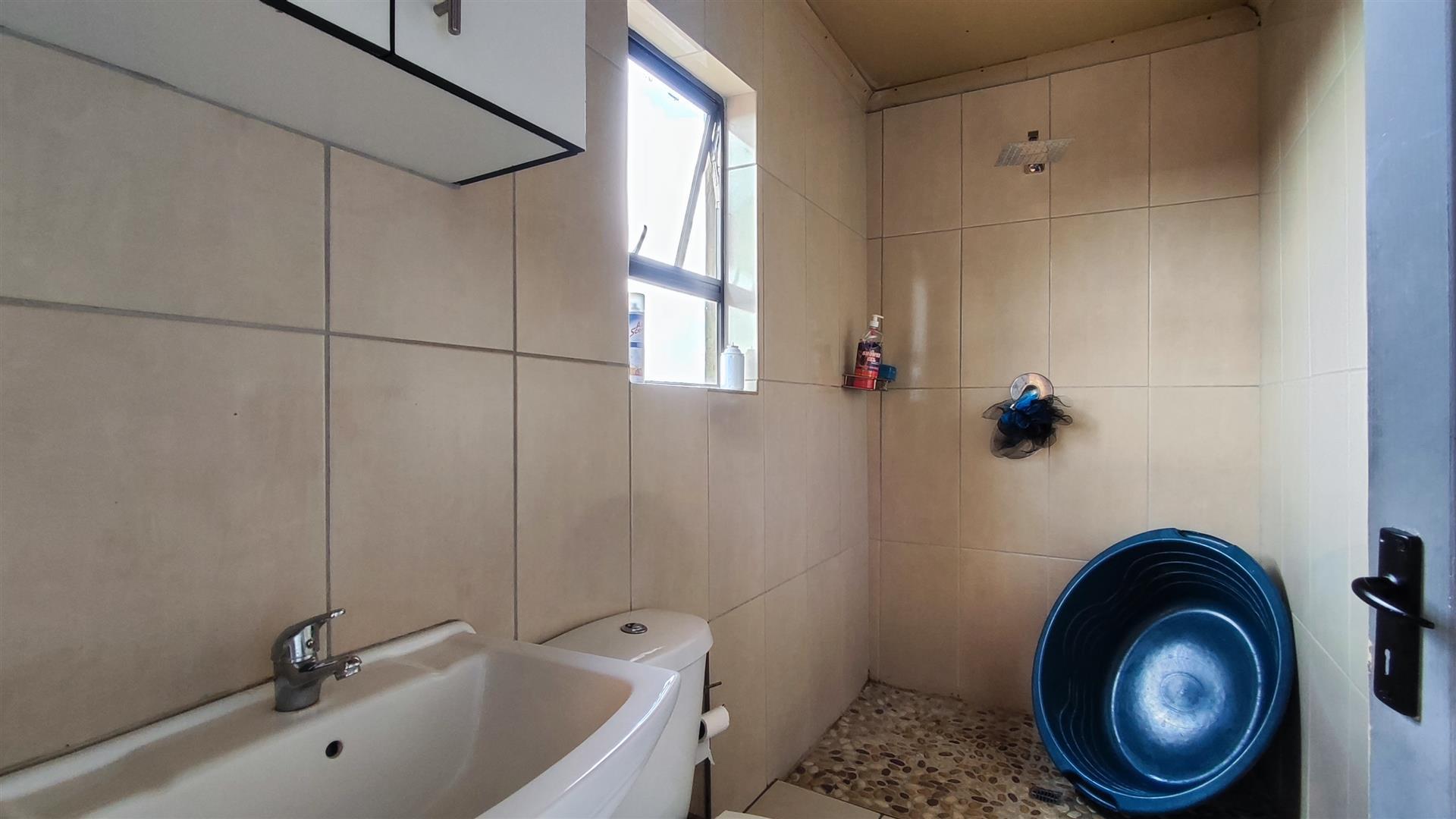 Bathroom 1 - 8 square meters of property in Roodekop