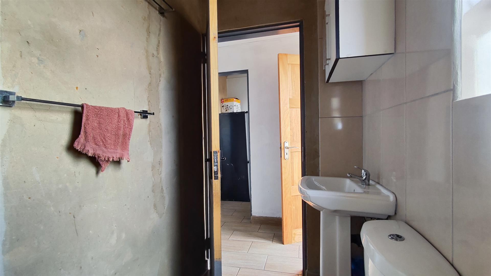 Bathroom 1 - 8 square meters of property in Roodekop