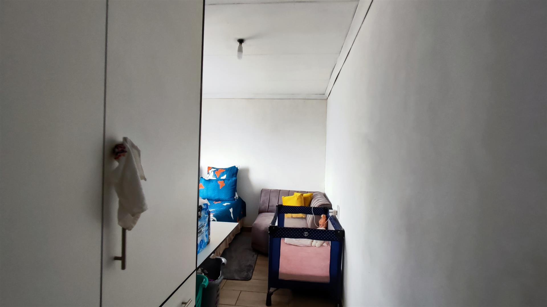 Spaces - 11 square meters of property in Roodekop