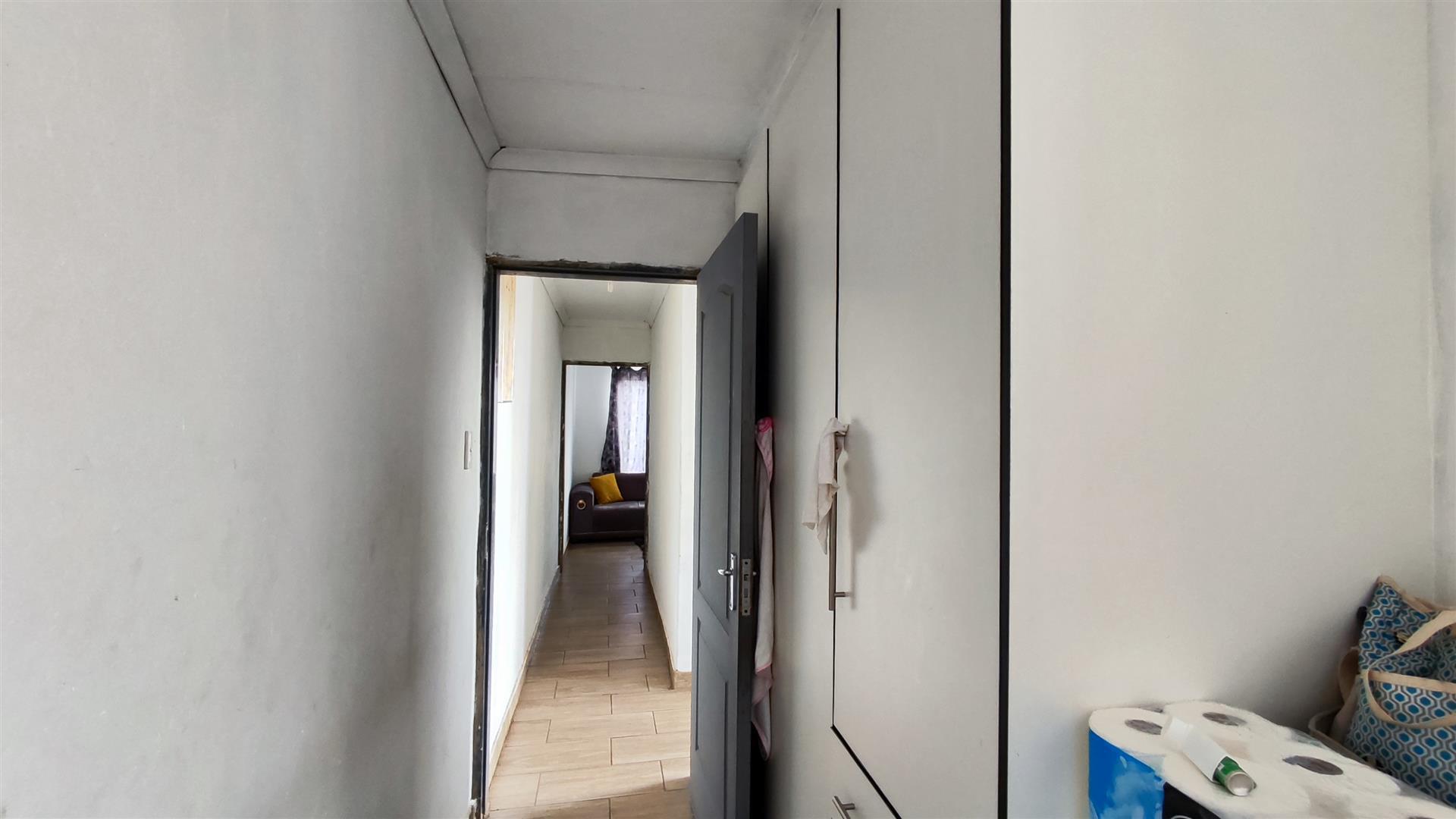 Spaces - 11 square meters of property in Roodekop