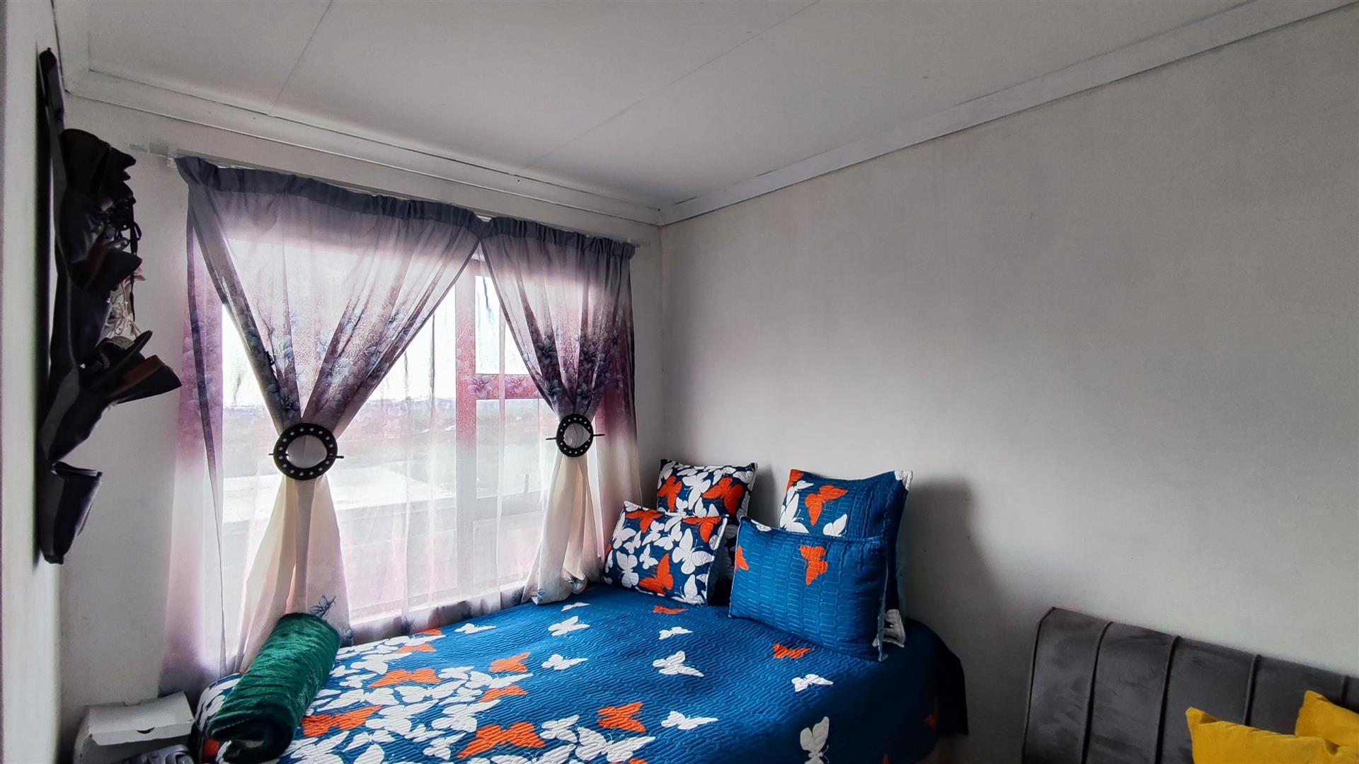 Bed Room 1 - 17 square meters of property in Roodekop