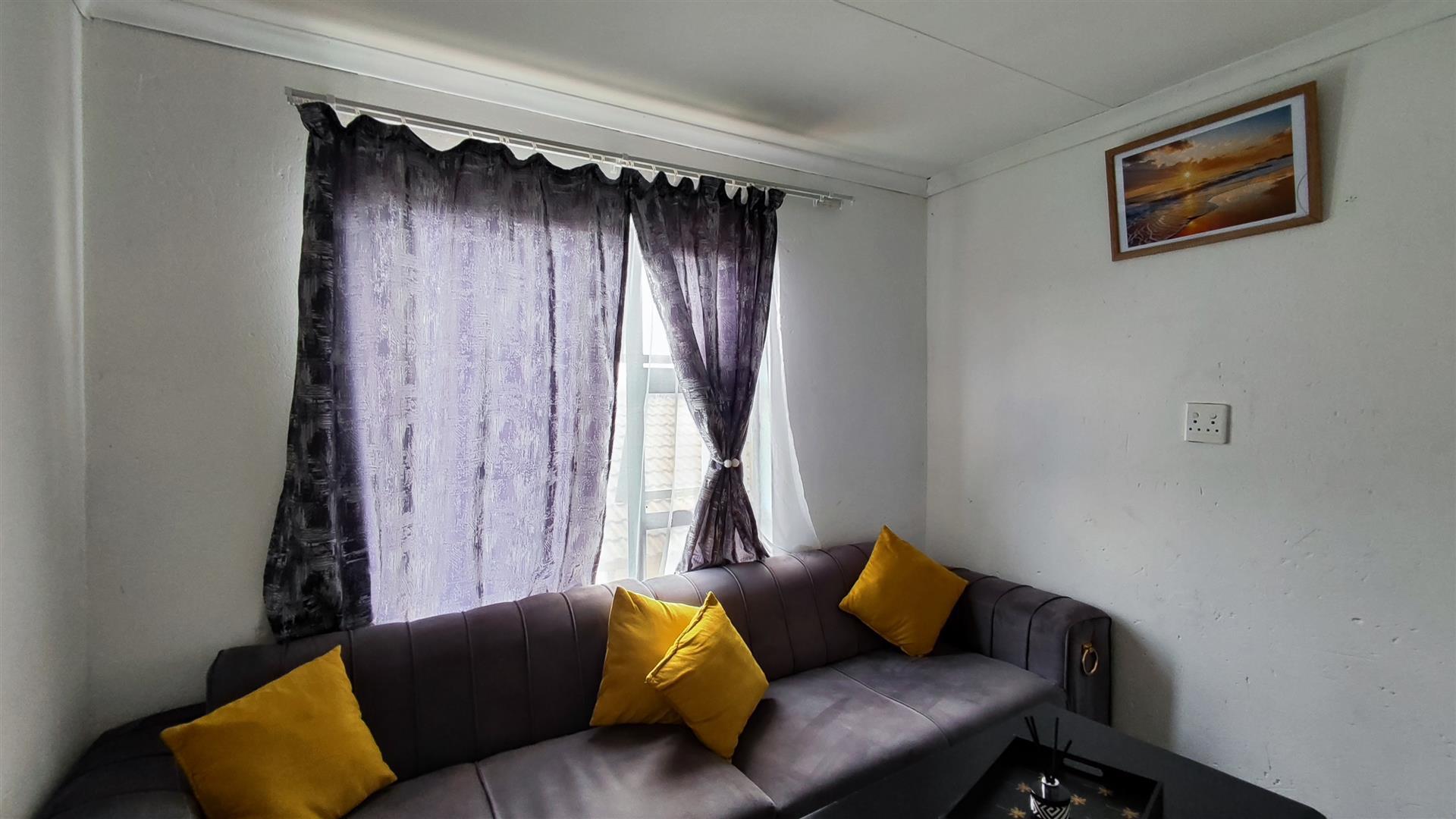 Lounges - 18 square meters of property in Roodekop