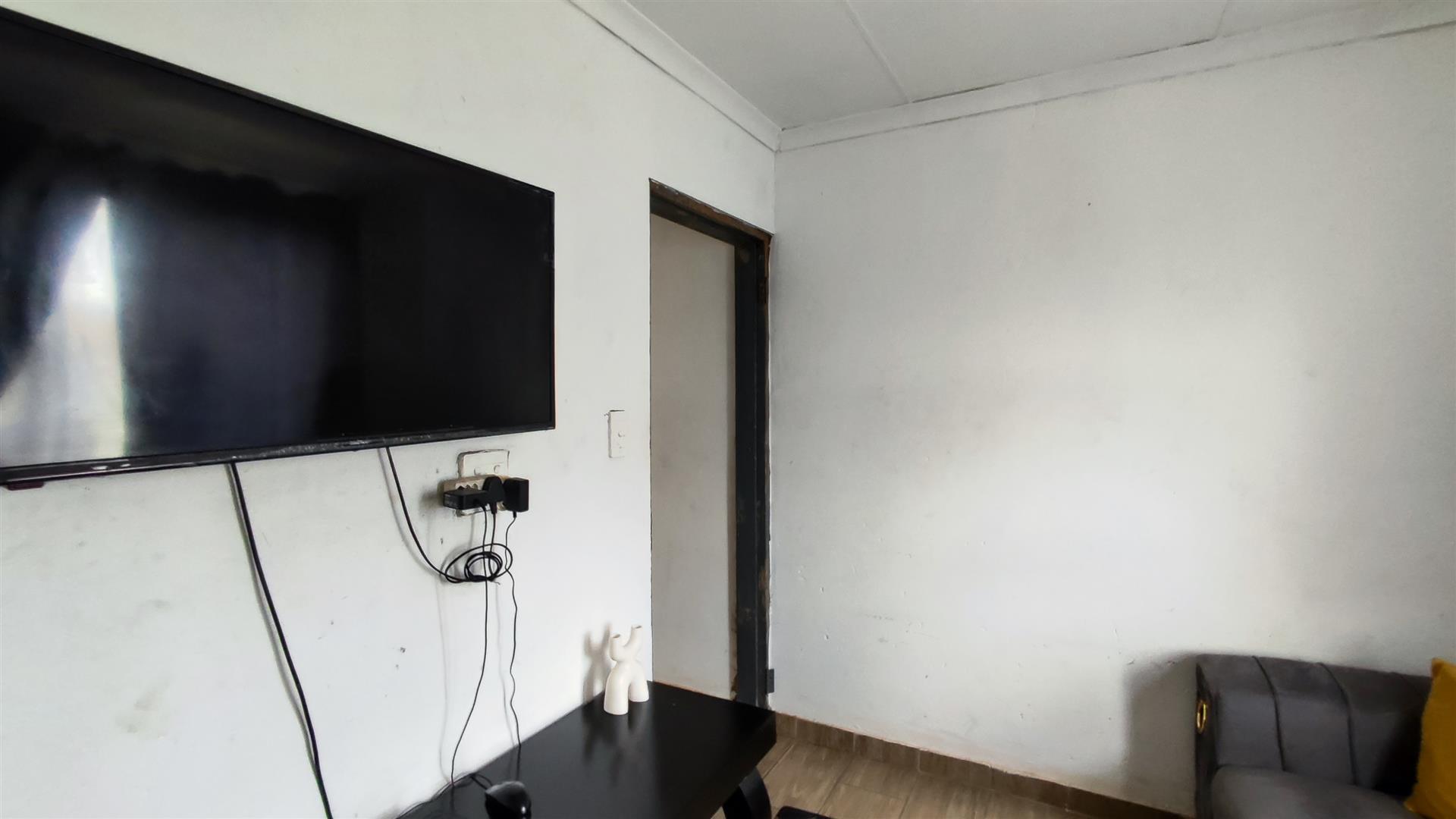 Lounges - 18 square meters of property in Roodekop