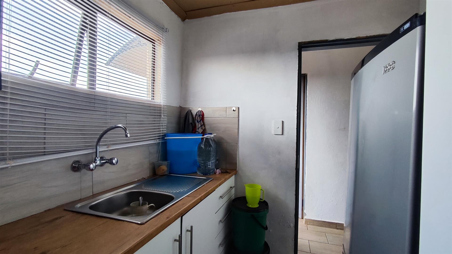 Kitchen - 9 square meters of property in Roodekop