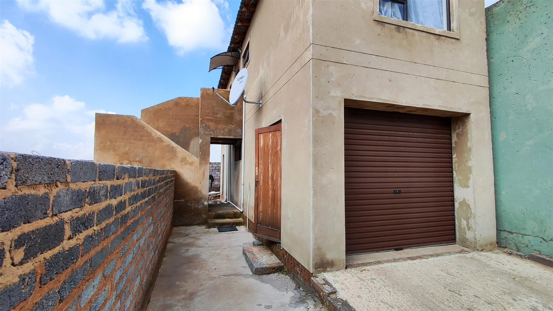 Front View of property in Roodekop