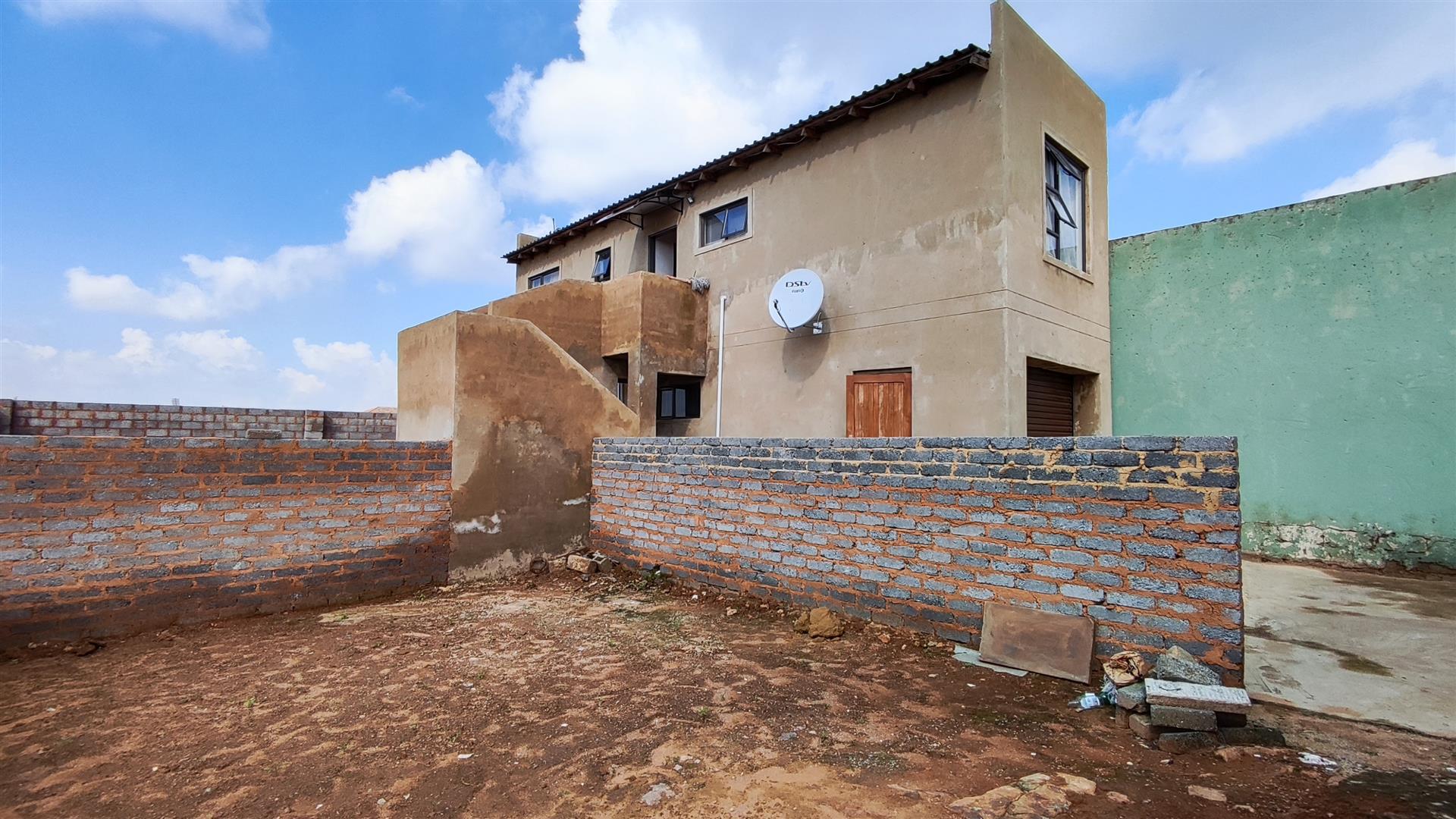 Front View of property in Roodekop