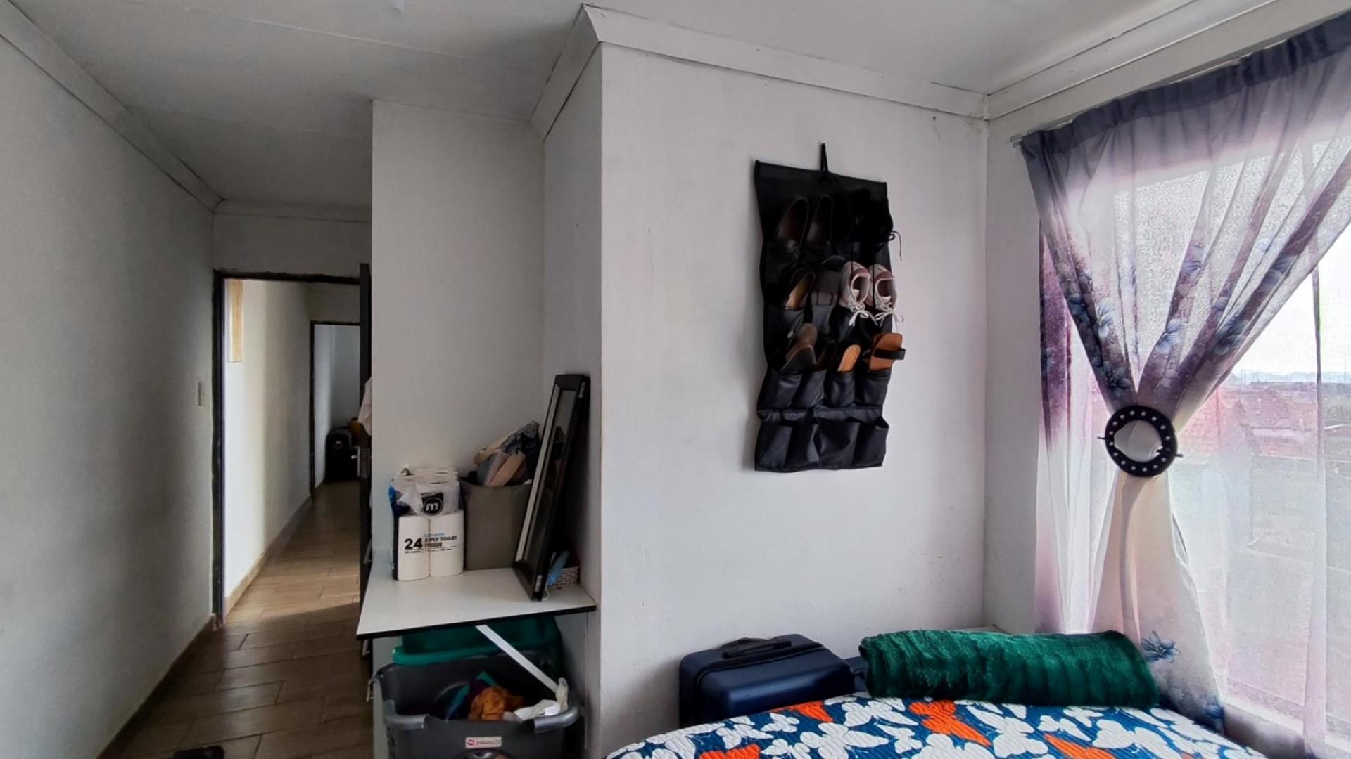 Bed Room 1 - 17 square meters of property in Roodekop