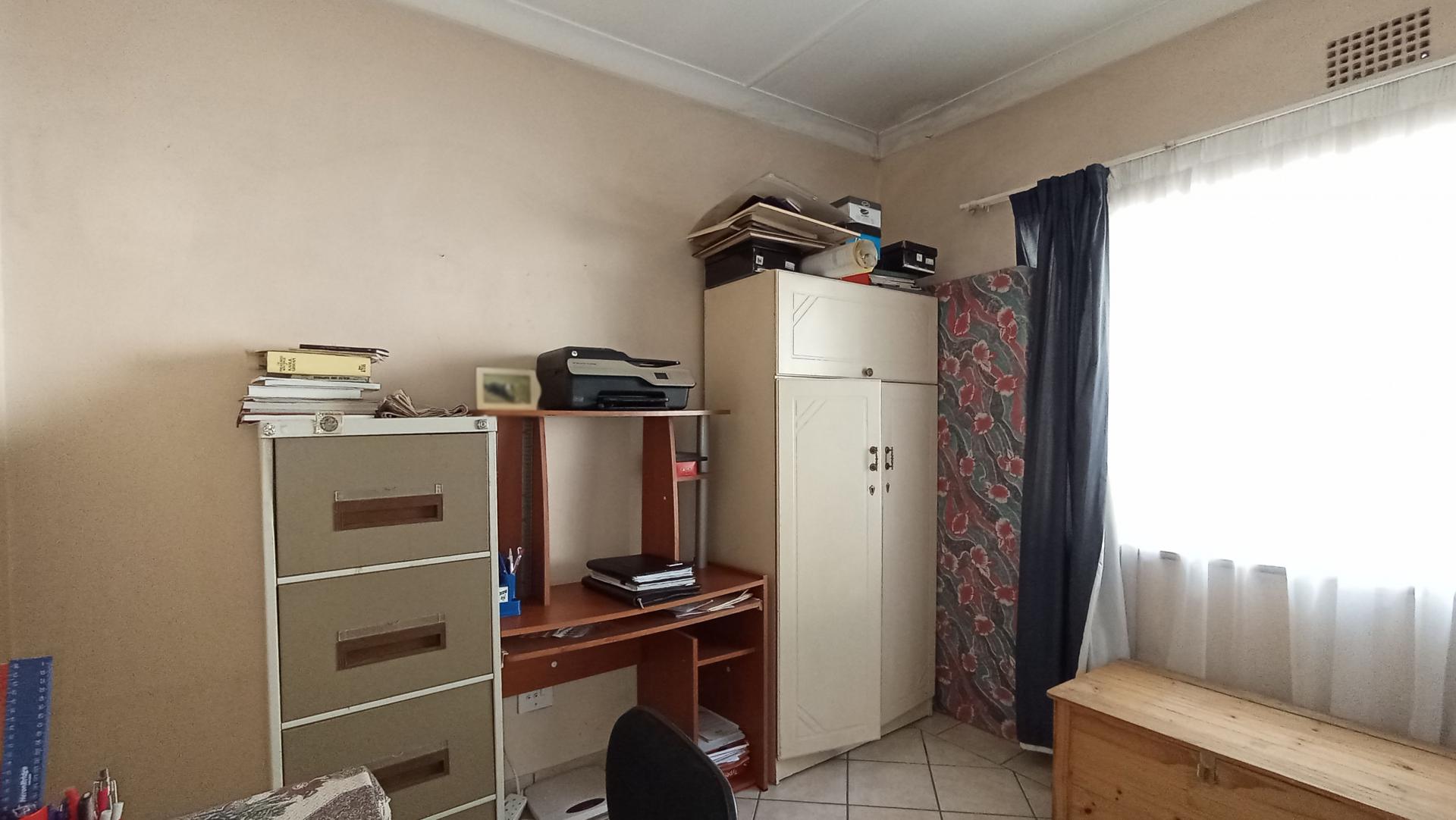Bed Room 4 - 12 square meters of property in Robindale