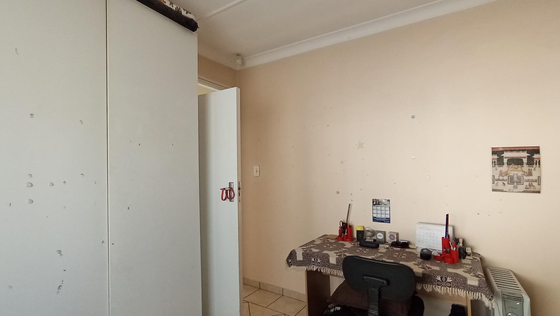 Bed Room 4 - 12 square meters of property in Robindale