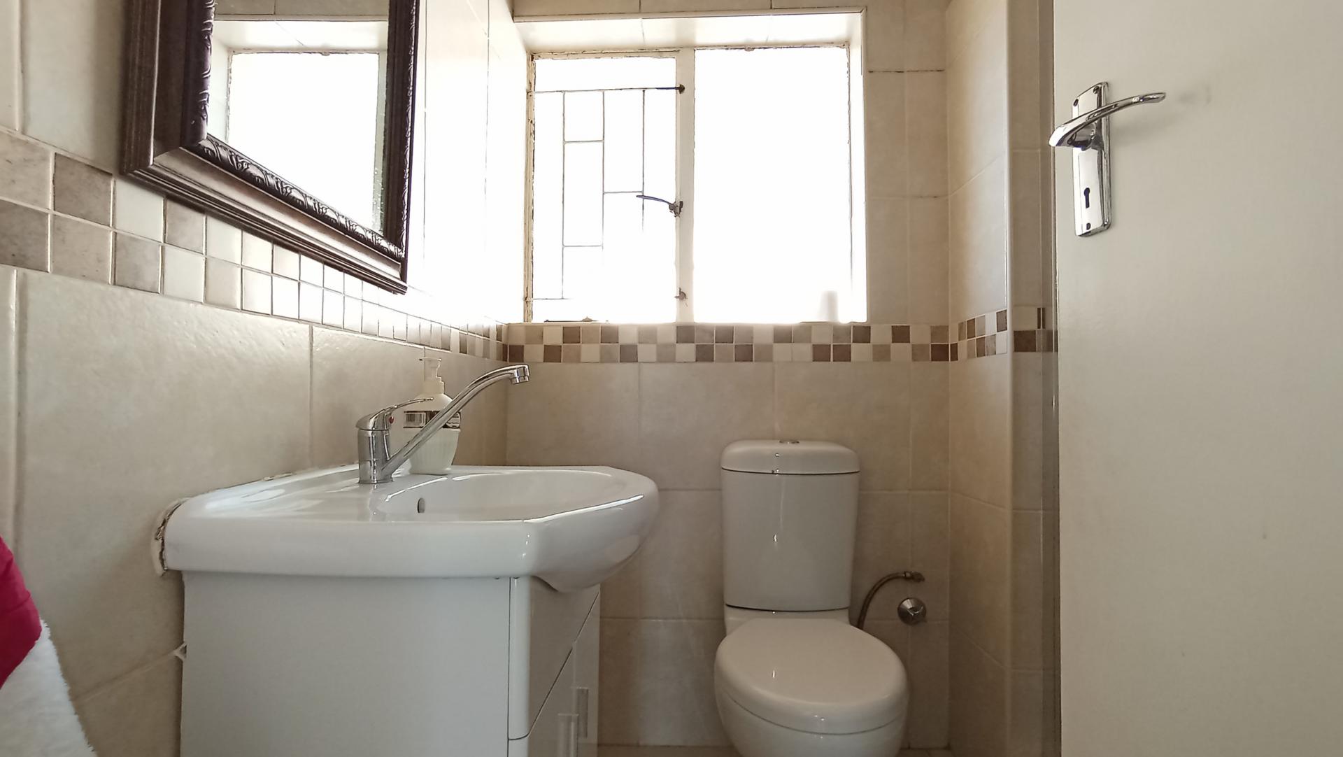 Bathroom 1 - 4 square meters of property in Robindale