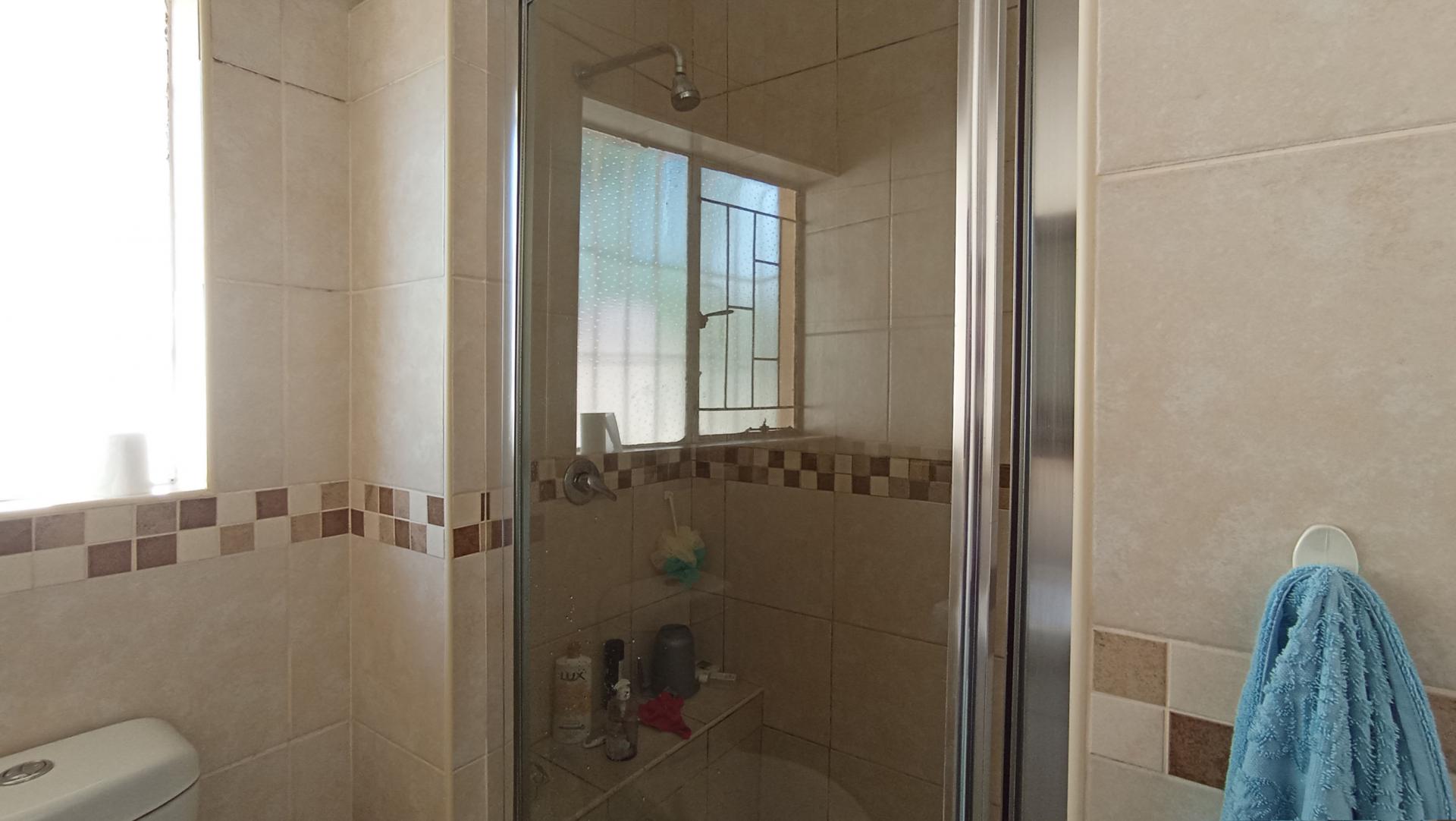 Bathroom 1 - 4 square meters of property in Robindale
