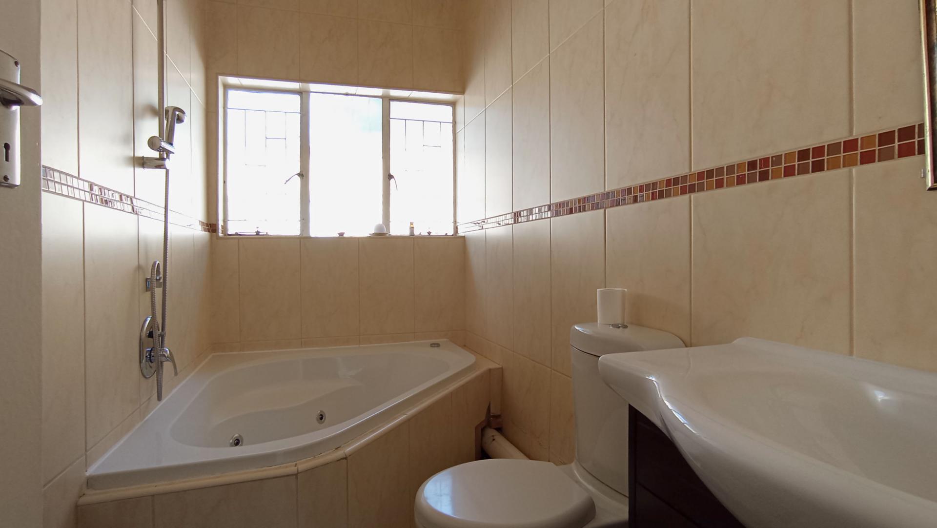 Bathroom 2 - 5 square meters of property in Robindale