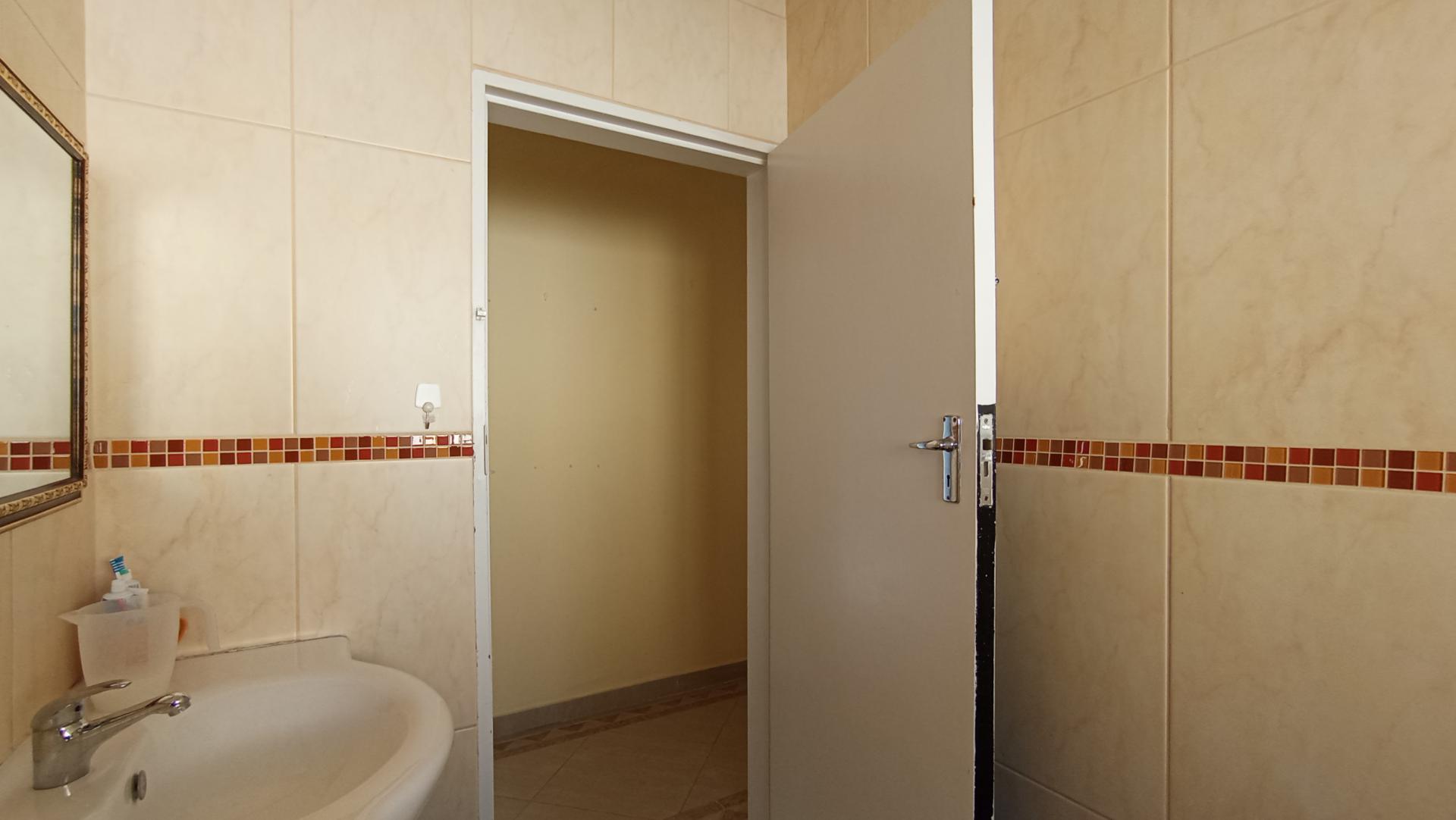 Bathroom 2 - 5 square meters of property in Robindale