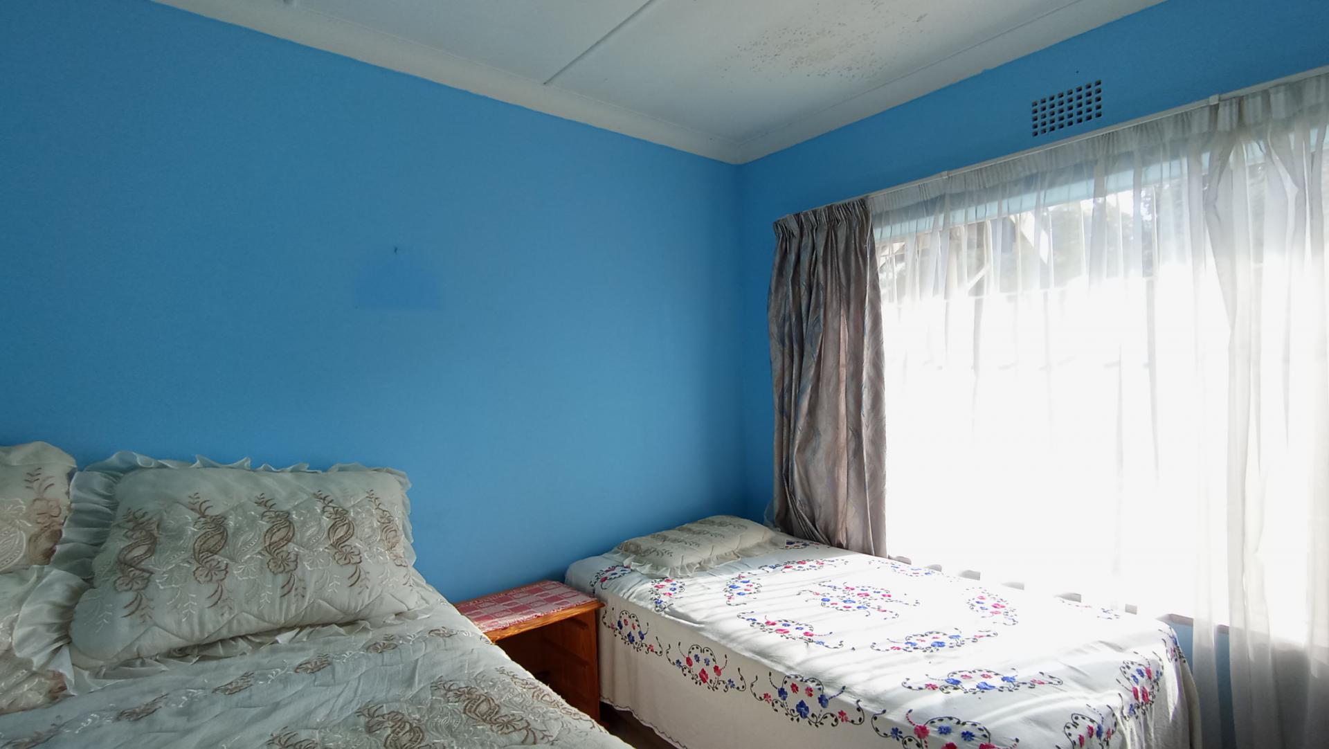 Bed Room 1 - 12 square meters of property in Robindale