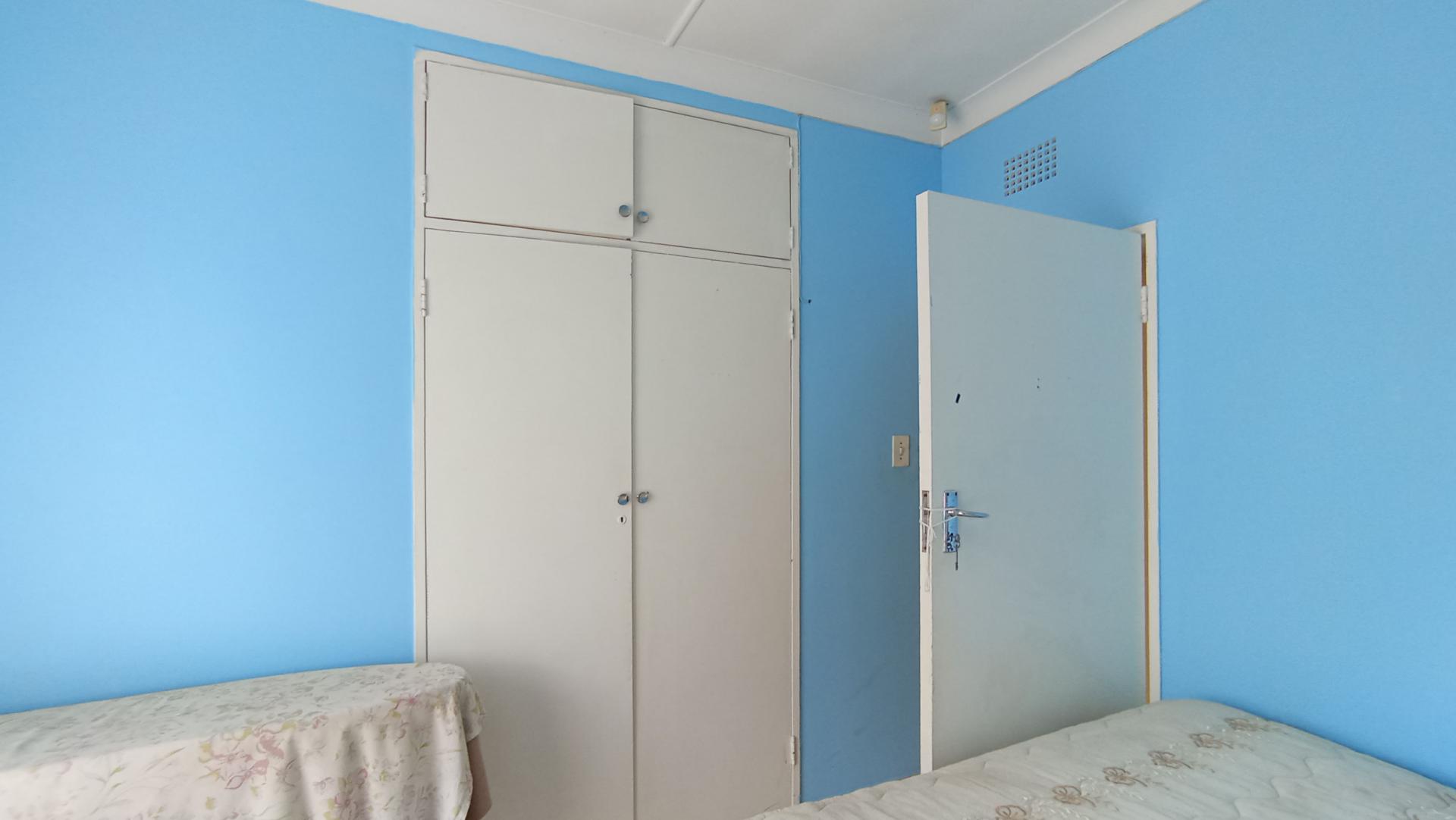 Bed Room 1 - 12 square meters of property in Robindale