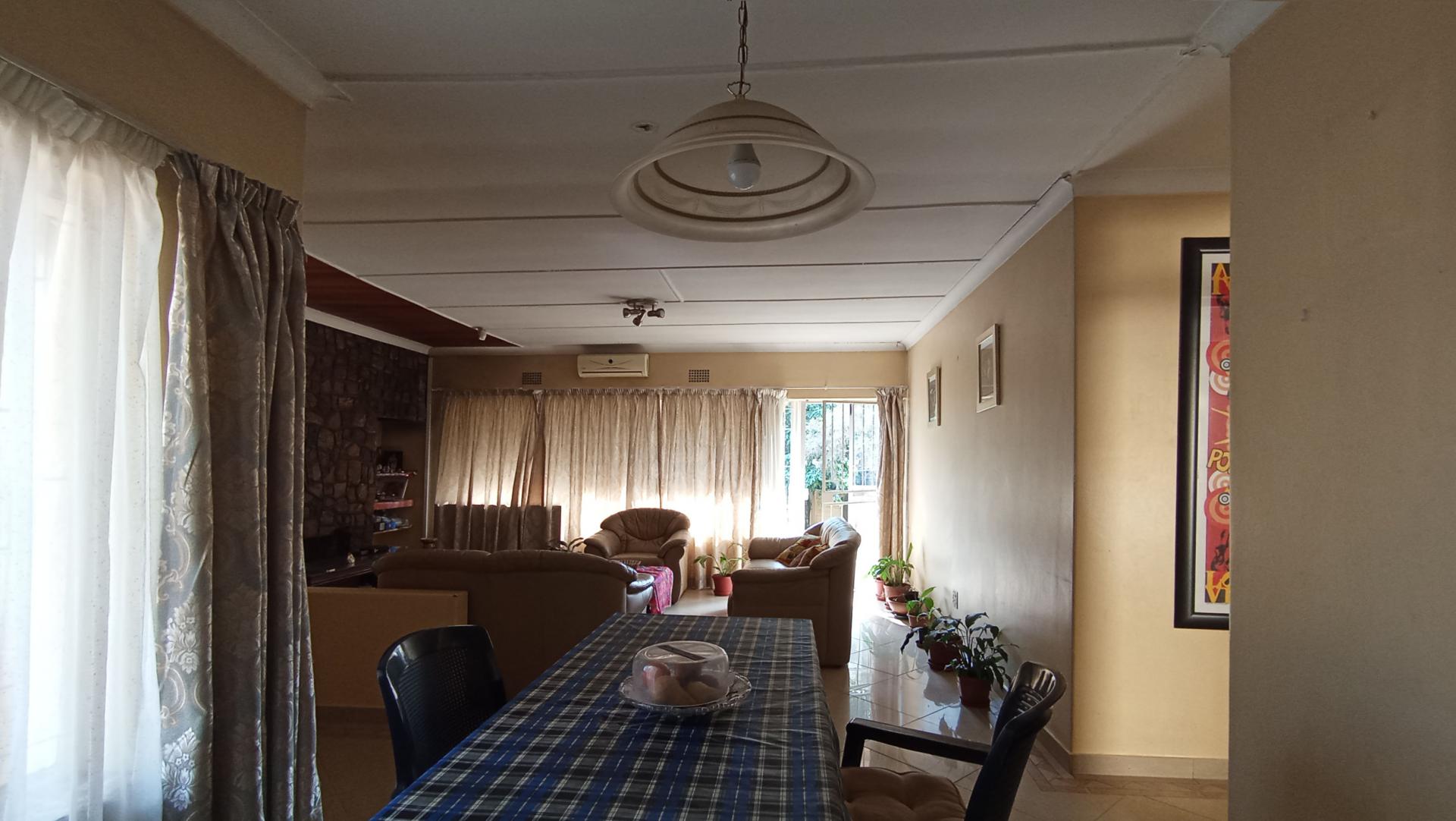 Dining Room - 9 square meters of property in Robindale