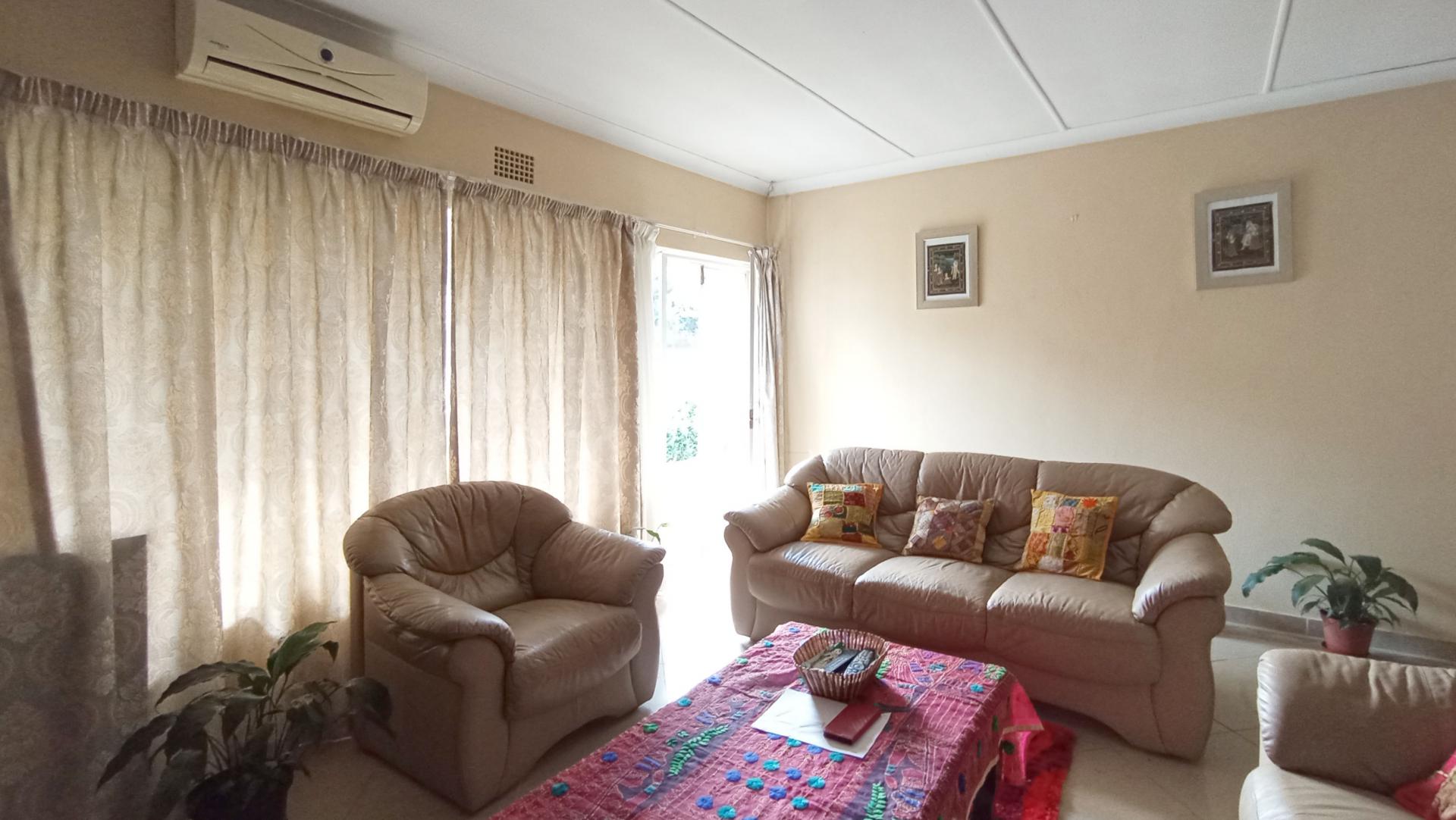 Lounges - 30 square meters of property in Robindale
