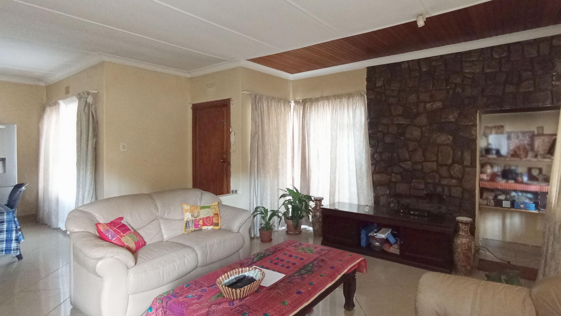 Lounges - 30 square meters of property in Robindale