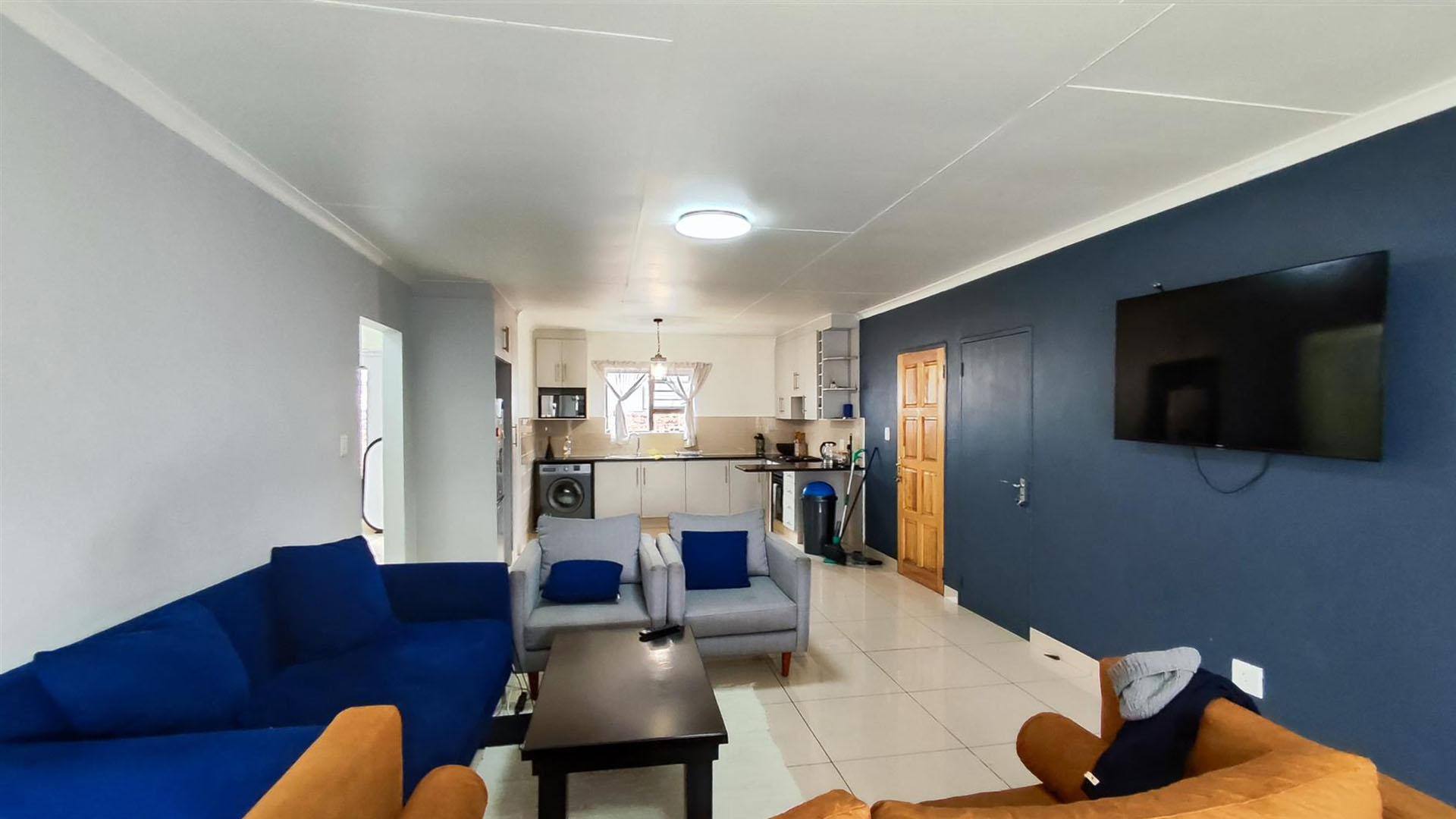 Lounges - 20 square meters of property in Parkrand