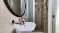 Main Bathroom - 3 square meters of property in Parkrand