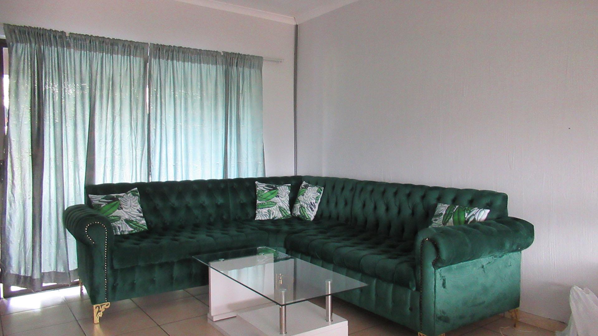 Lounges - 17 square meters of property in Mulbarton