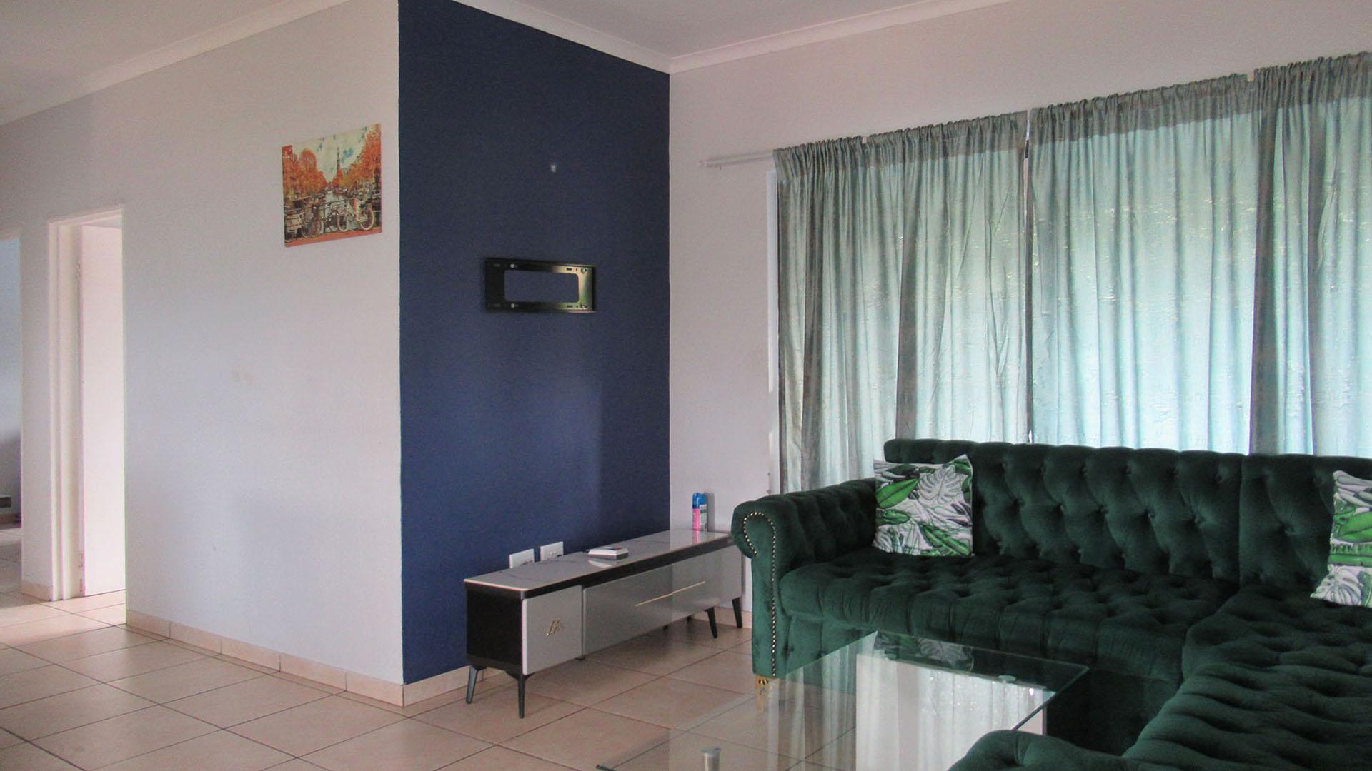 Lounges - 17 square meters of property in Mulbarton