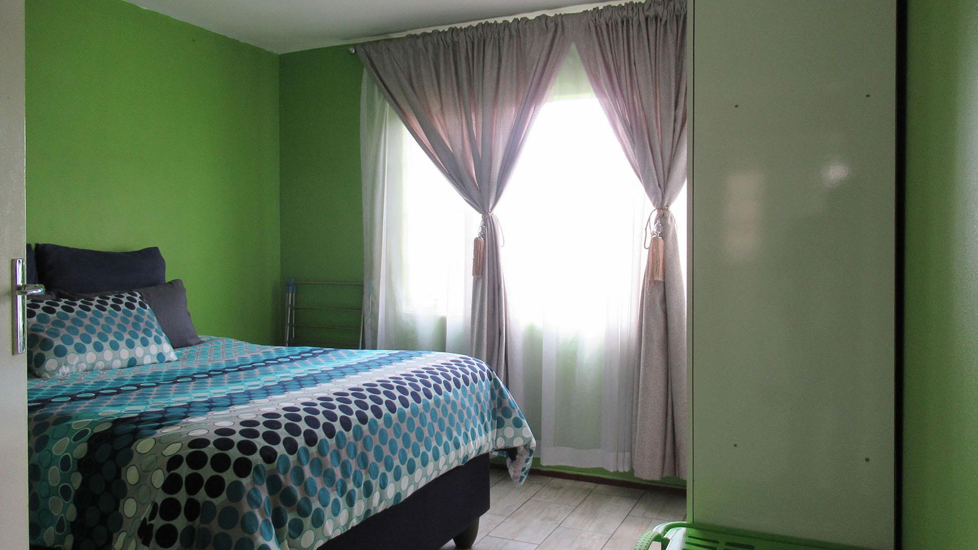 Bed Room 1 - 16 square meters of property in Lindhaven