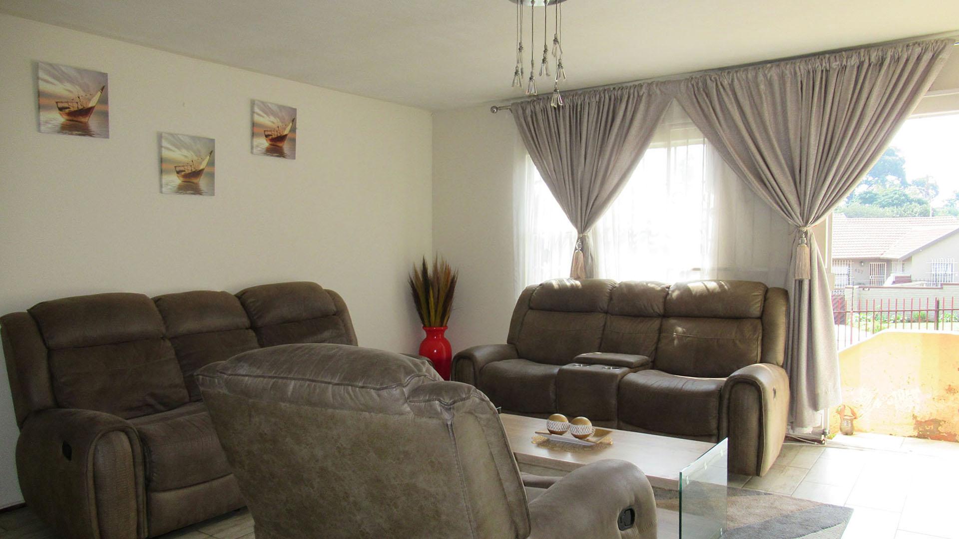 Lounges - 26 square meters of property in Lindhaven