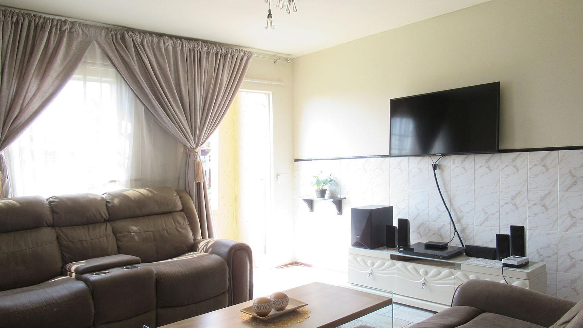 Lounges - 26 square meters of property in Lindhaven