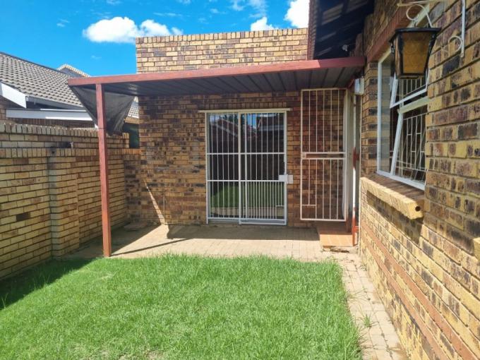 2 Bedroom Simplex for Sale For Sale in Hospitaalpark - MR671748