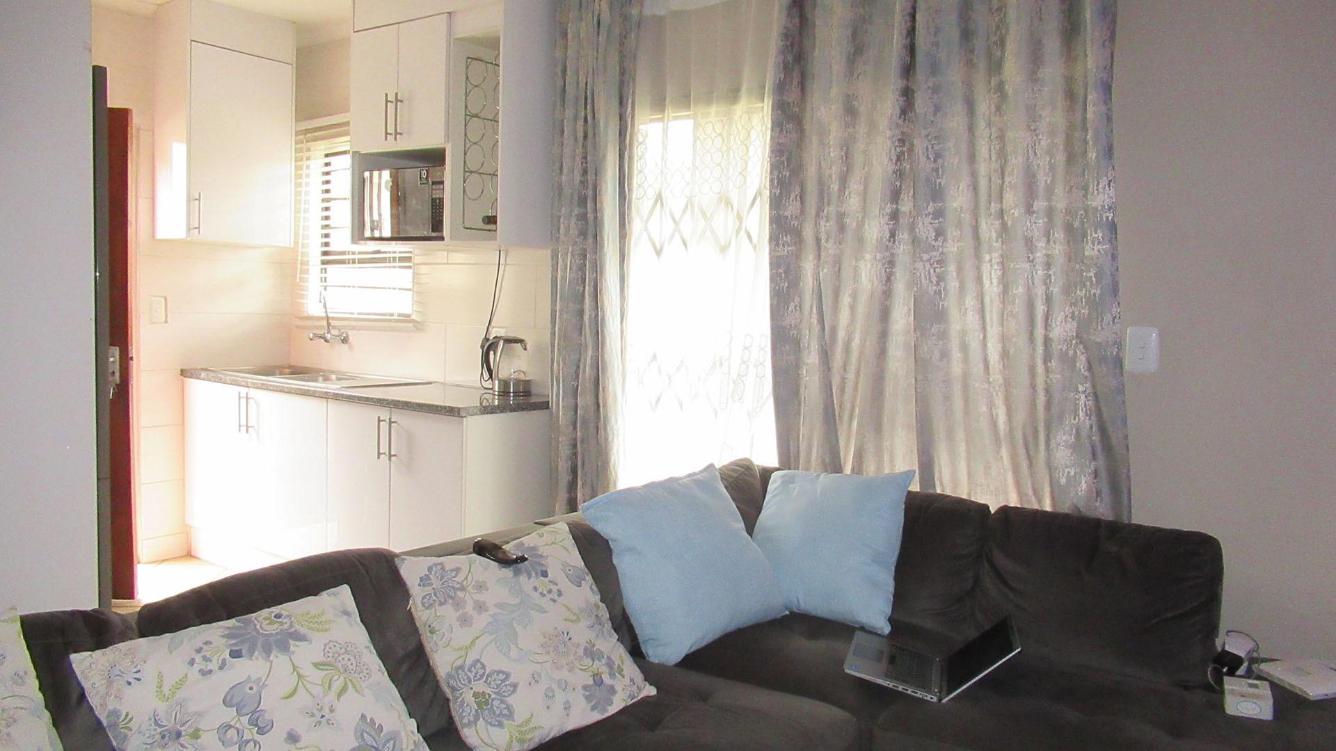 Lounges - 11 square meters of property in Tirong 