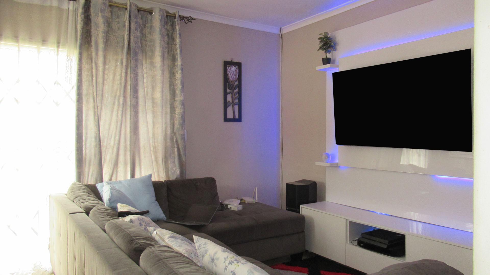 Lounges - 11 square meters of property in Tirong 