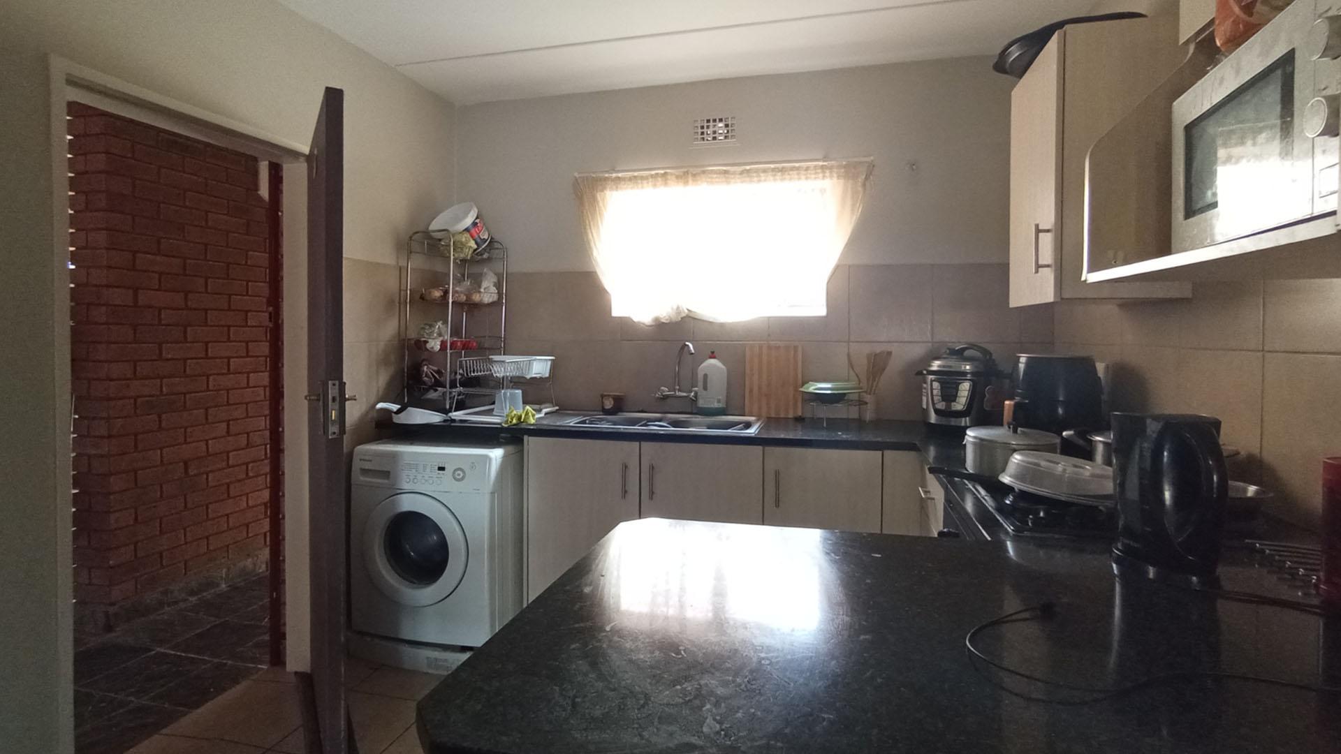 Kitchen - 7 square meters of property in Erand Gardens