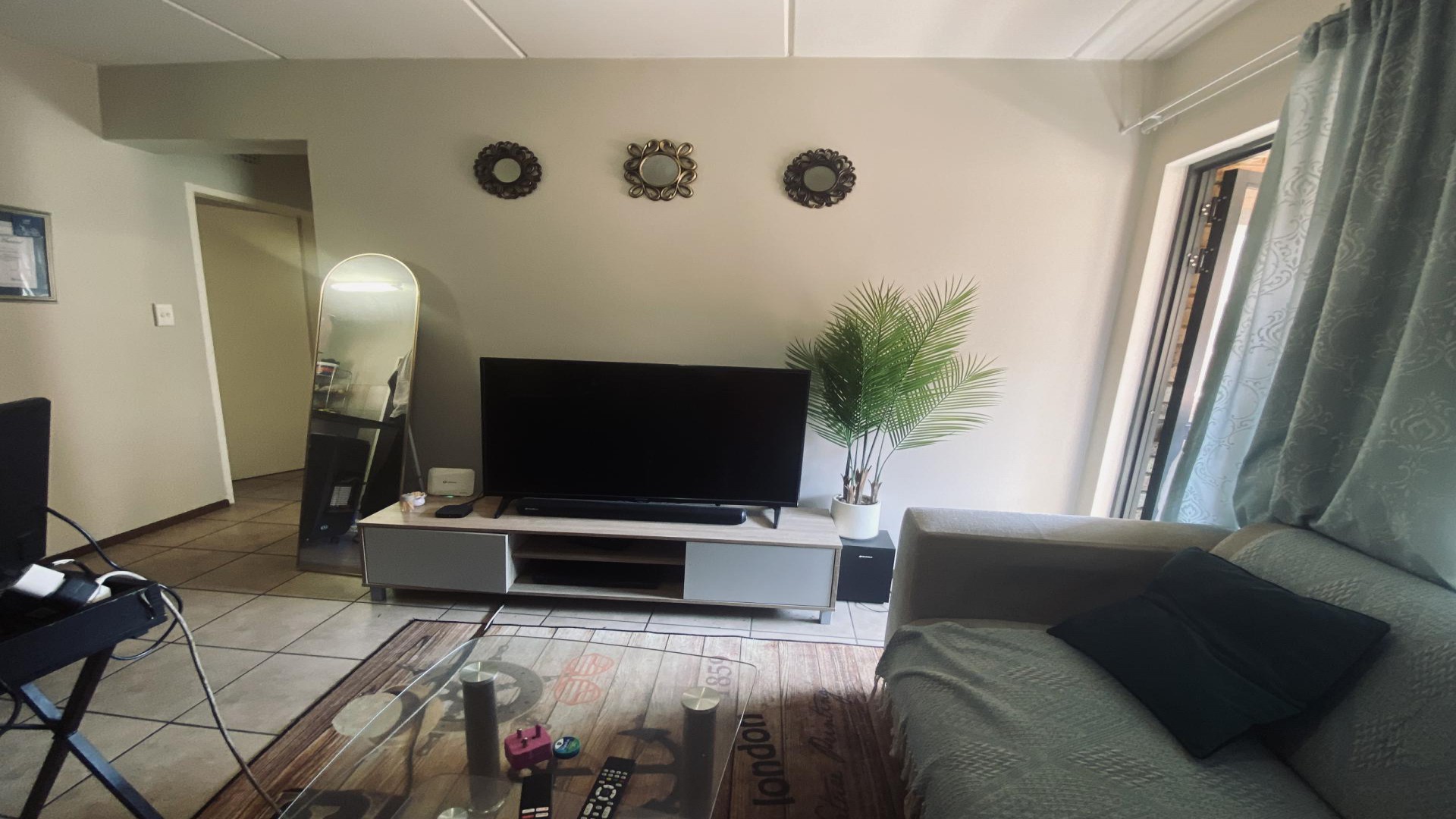Lounges - 14 square meters of property in Erand Gardens