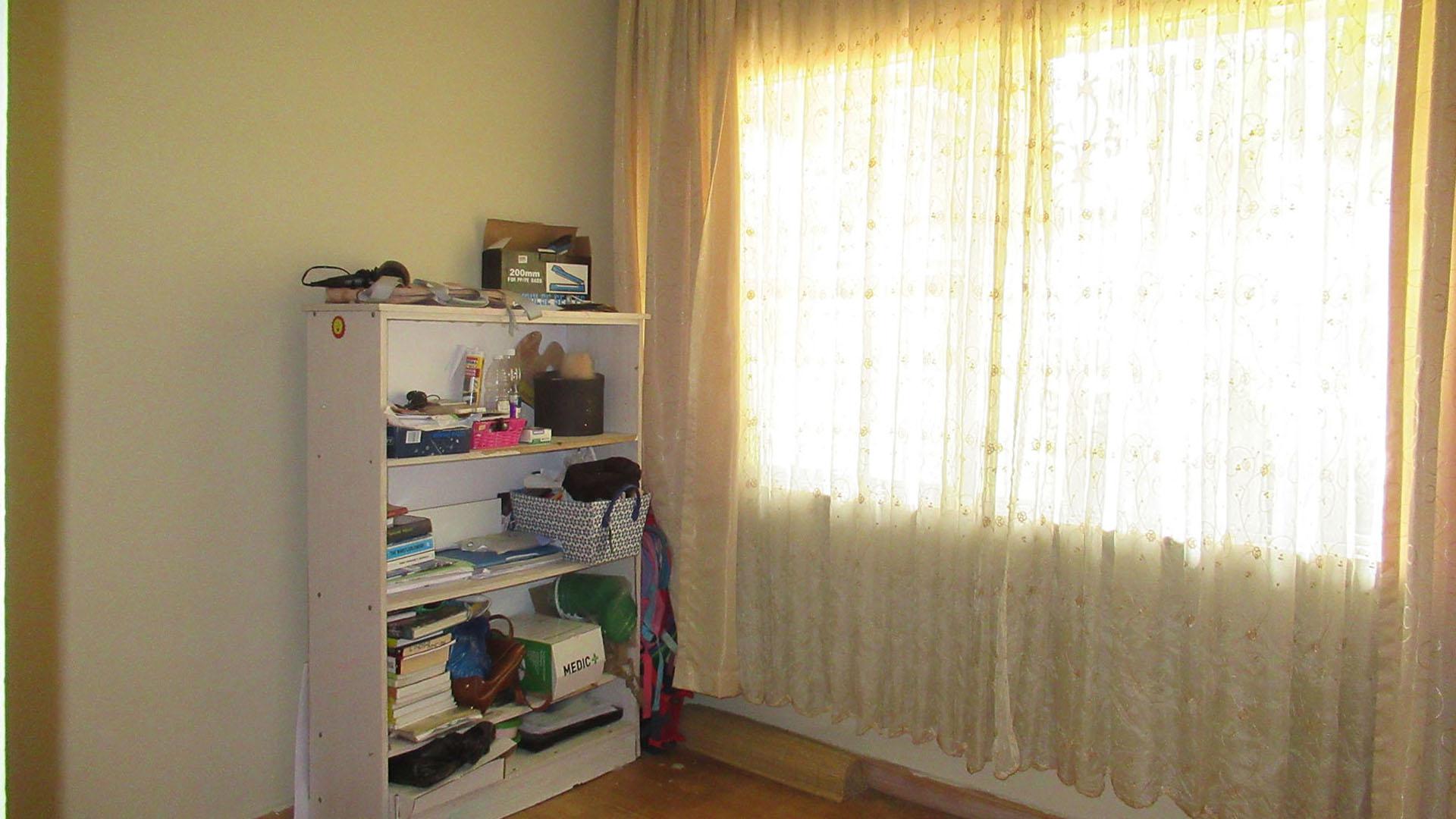 Bed Room 1 - 11 square meters of property in Meredale